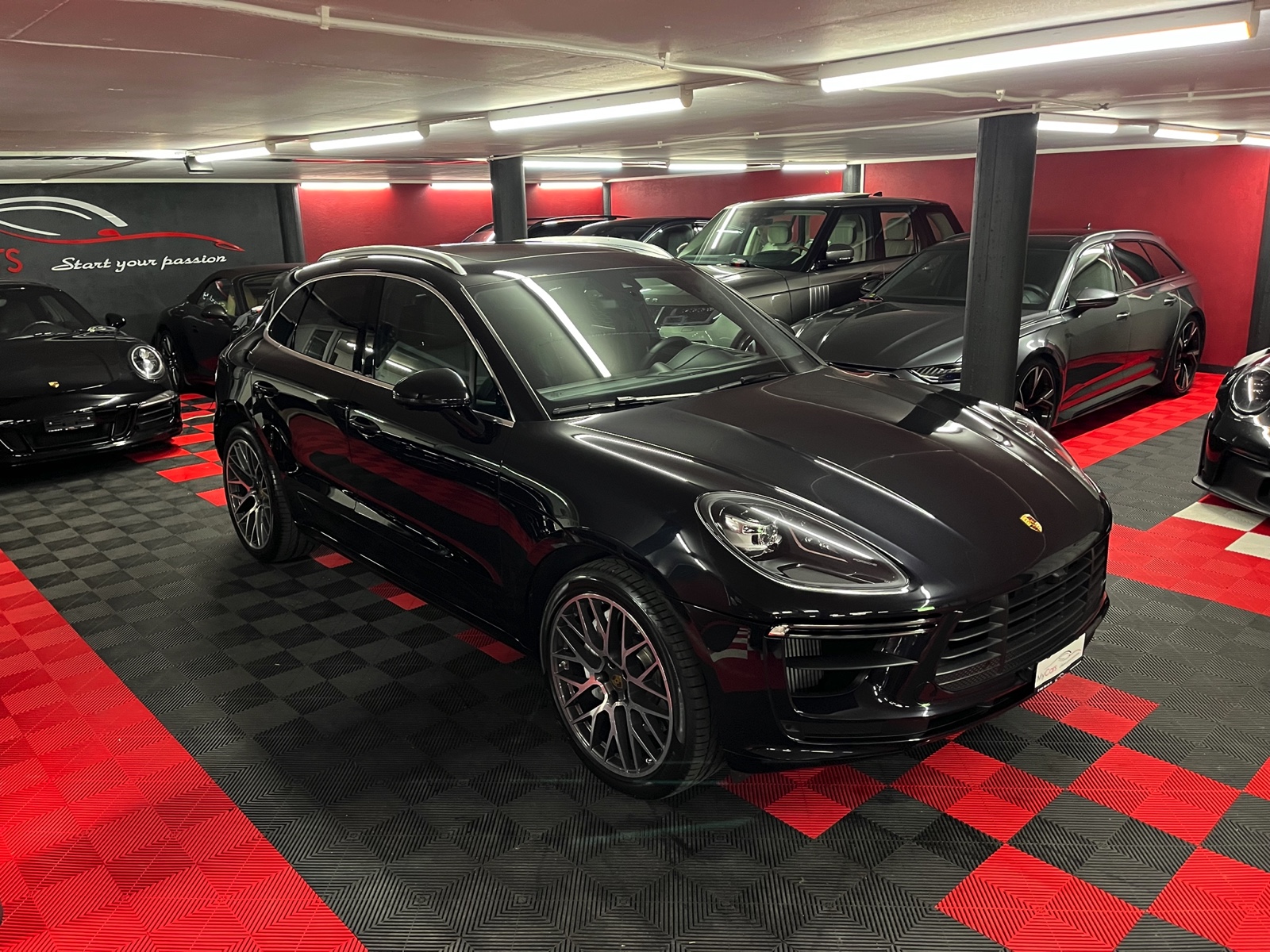 
								PORSCHE Macan Turbo PDK en plein écran									