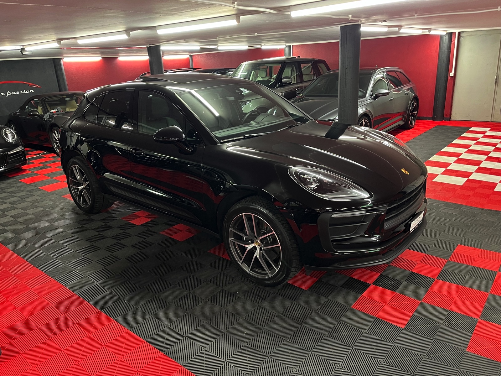 
								PORSCHE Macan PDK en plein écran									