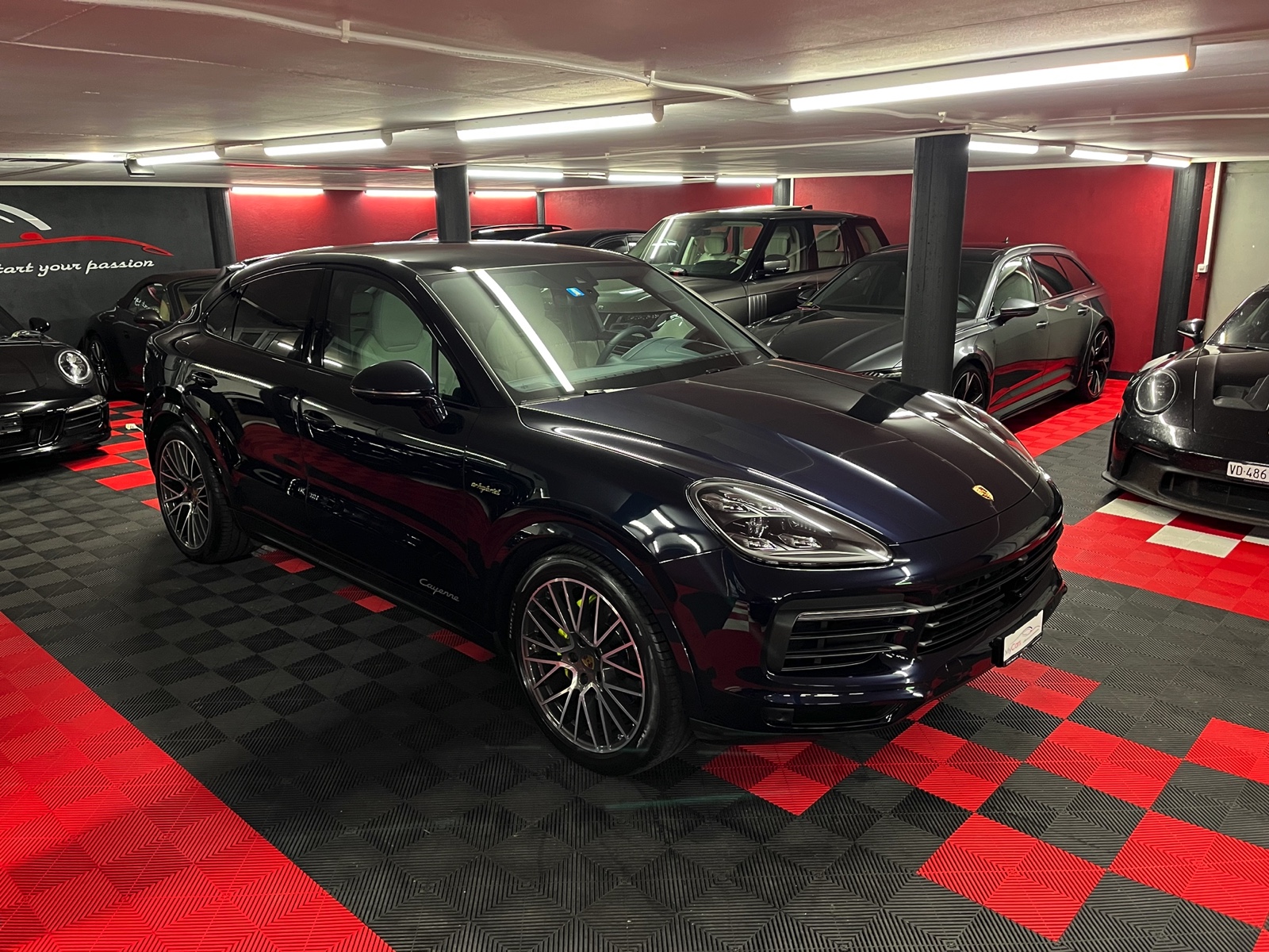 
								PORSCHE Cayenne Coupé E-Hybrid en plein écran									