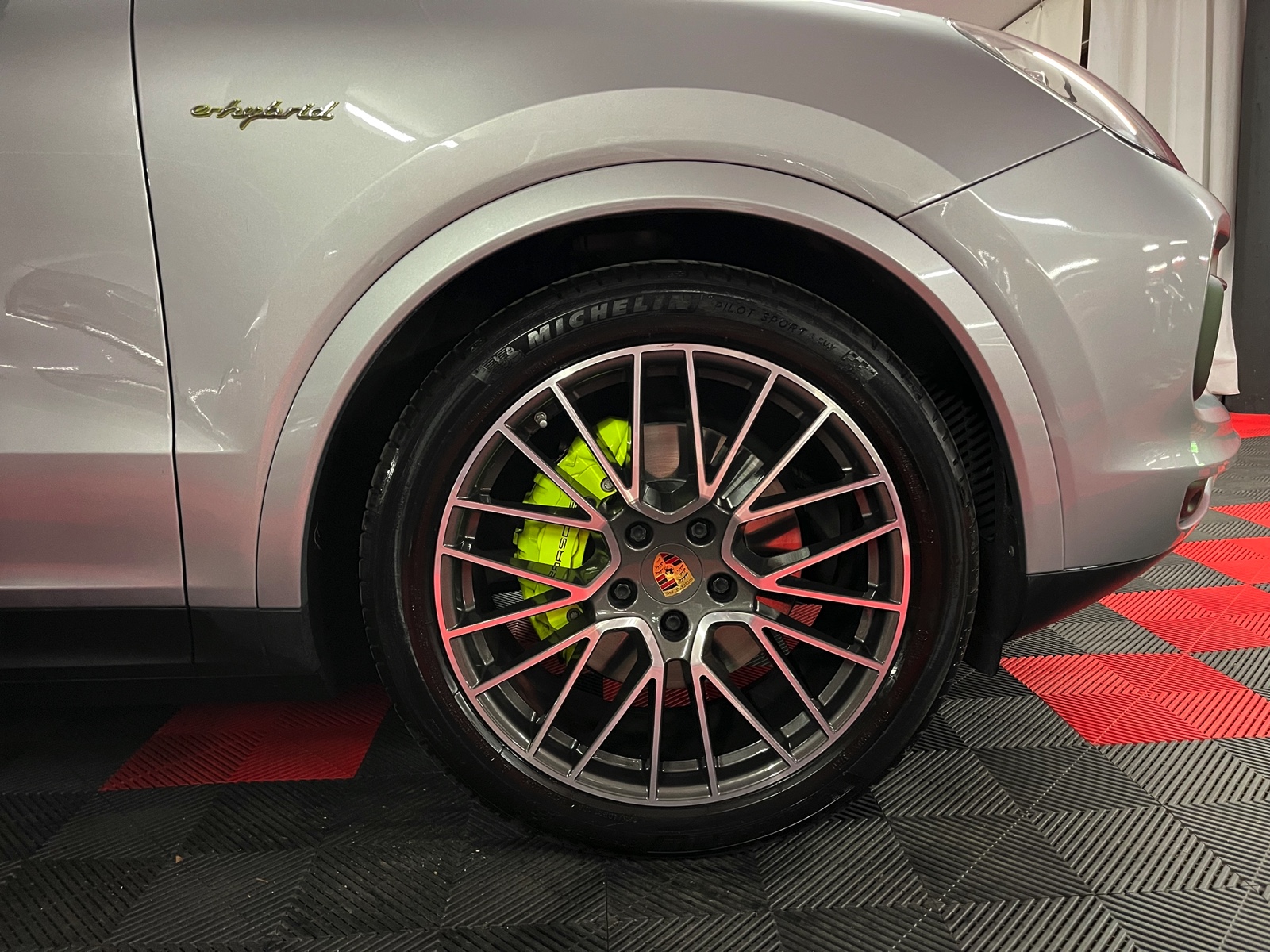 
								PORSCHE Cayenne E-Hybrid en plein écran									