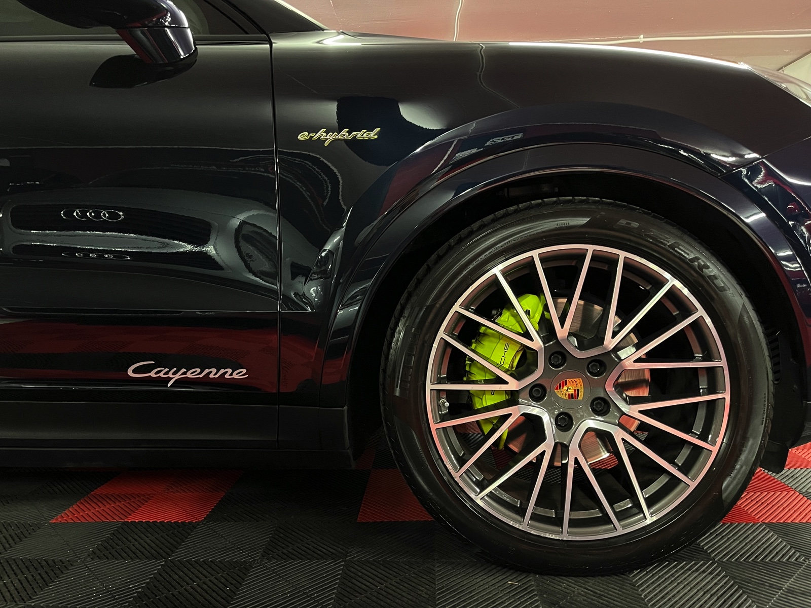 
								PORSCHE Cayenne Coupé E-Hybrid en plein écran									