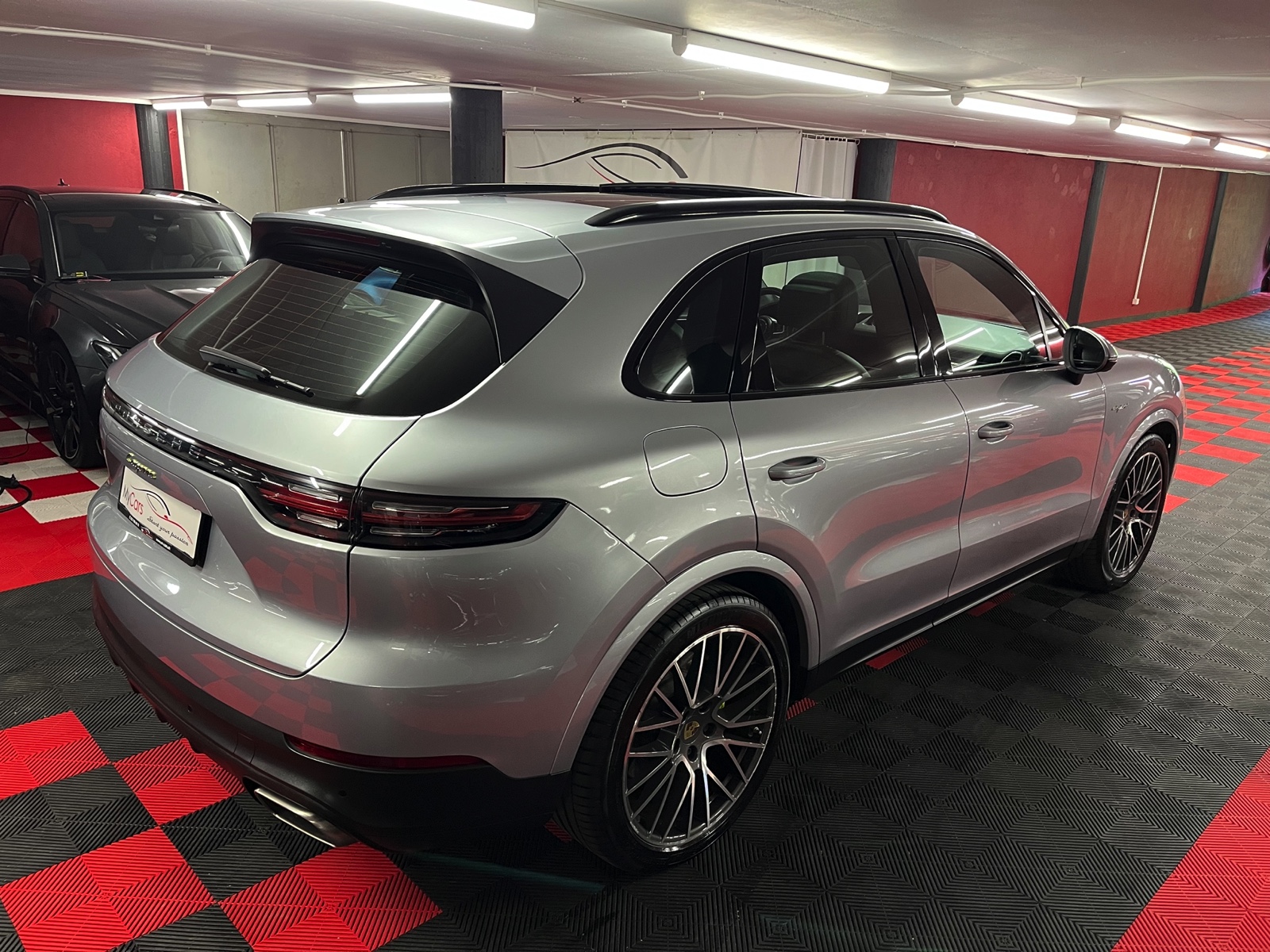 
								PORSCHE Cayenne E-Hybrid en plein écran									