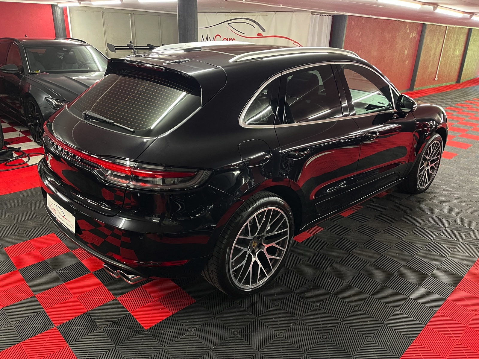
								PORSCHE Macan Turbo PDK en plein écran									