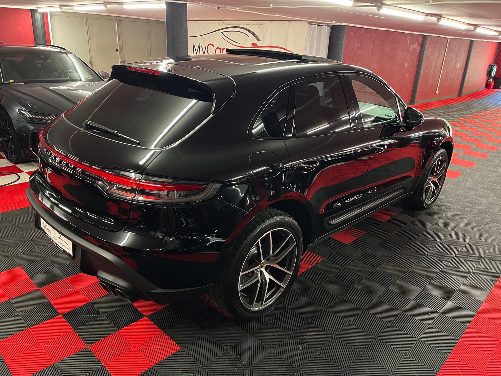 
								PORSCHE Macan PDK en plein écran									