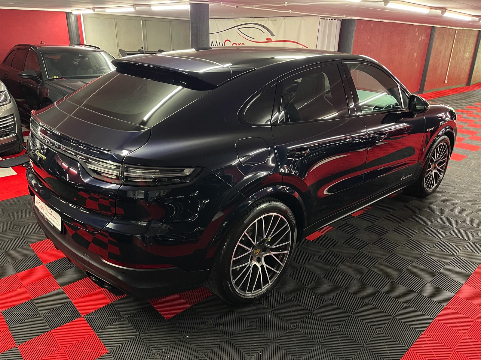 
								PORSCHE Cayenne Coupé E-Hybrid en plein écran									
