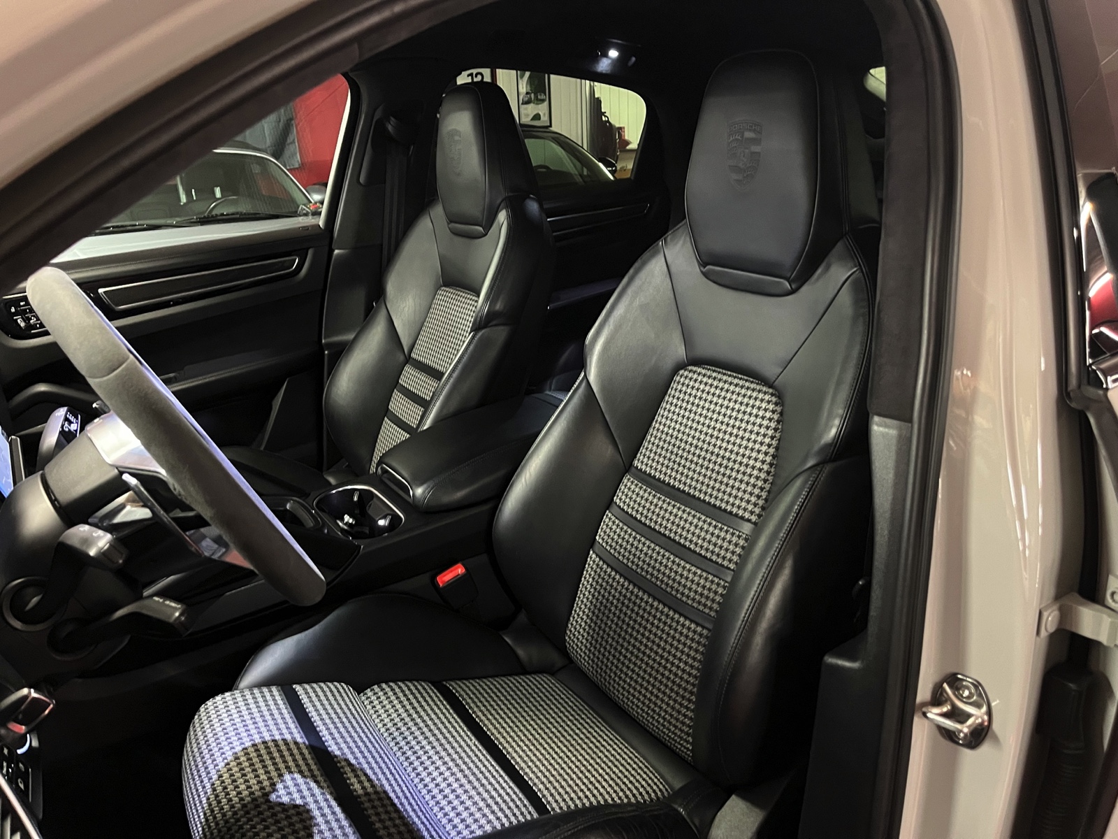
								PORSCHE Cayenne S Coupé en plein écran									