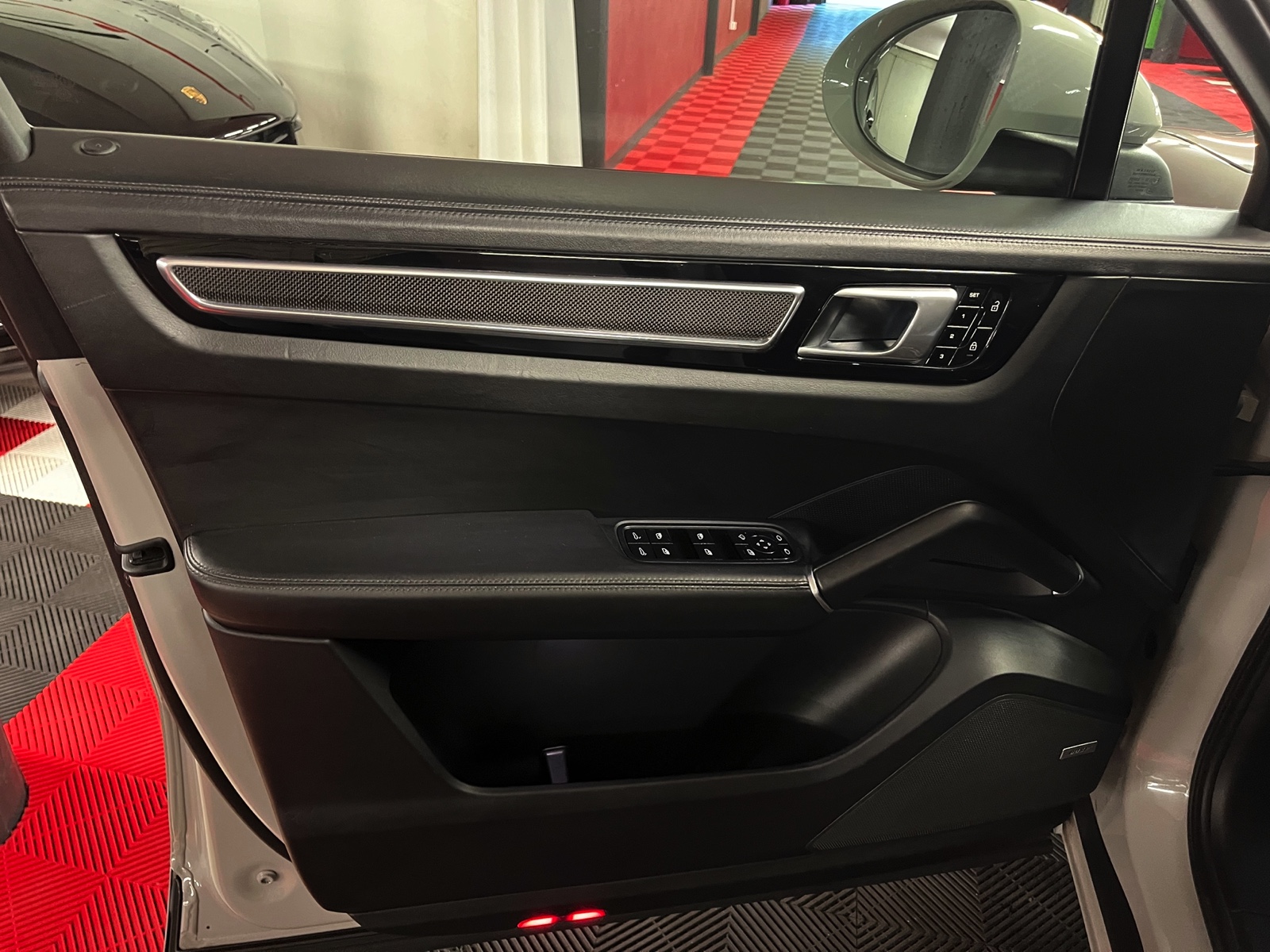 
								PORSCHE Cayenne S Coupé en plein écran									
