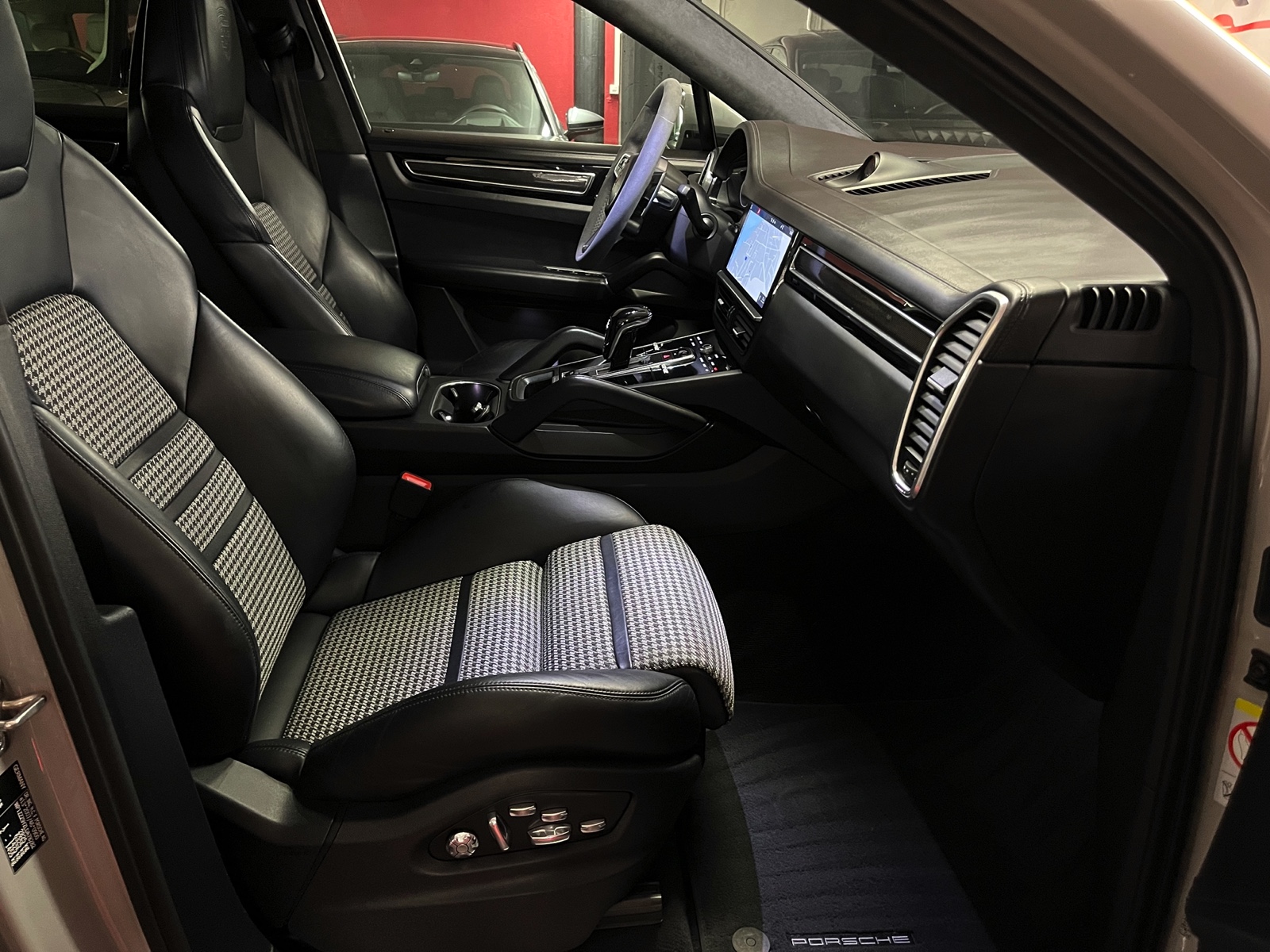 
								PORSCHE Cayenne S Coupé en plein écran									