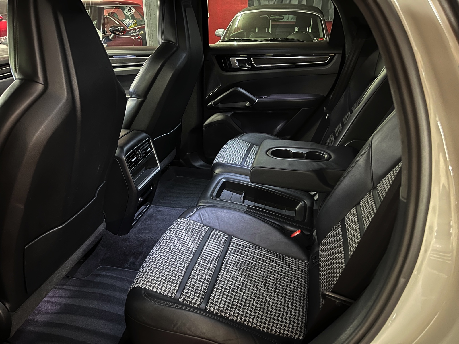 
								PORSCHE Cayenne S Coupé en plein écran									