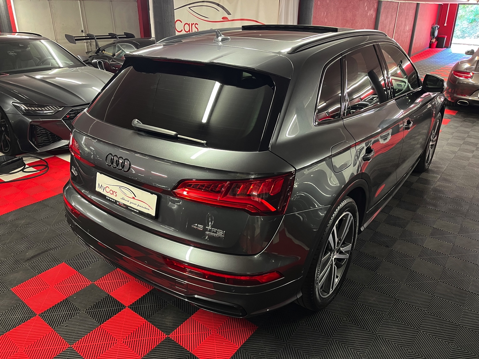 
								AUDI Q5 45 TFSI sport quattro S-tronic en plein écran									