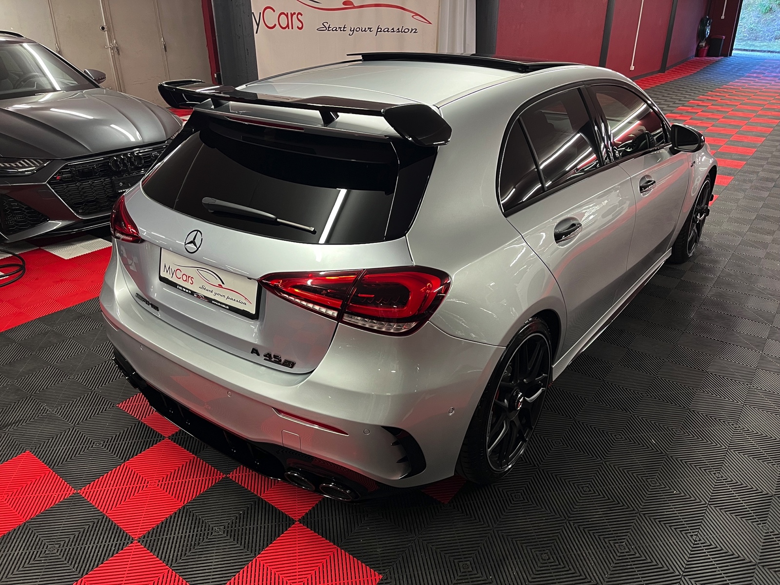 
								MERCEDES-BENZ A 45 S AMG 4Matic+ Speedshift en plein écran									