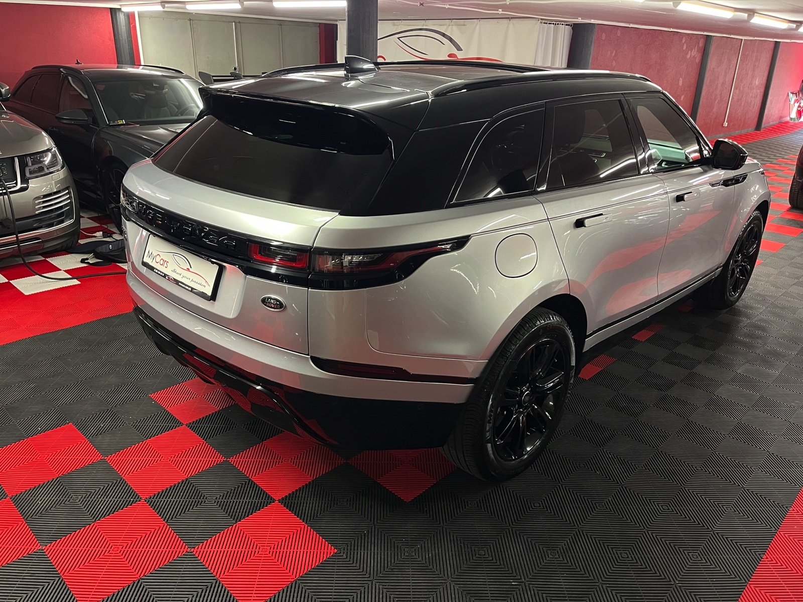
								LAND ROVER Range Rover Velar R-Dynamic P 250 SE Automatic en plein écran									