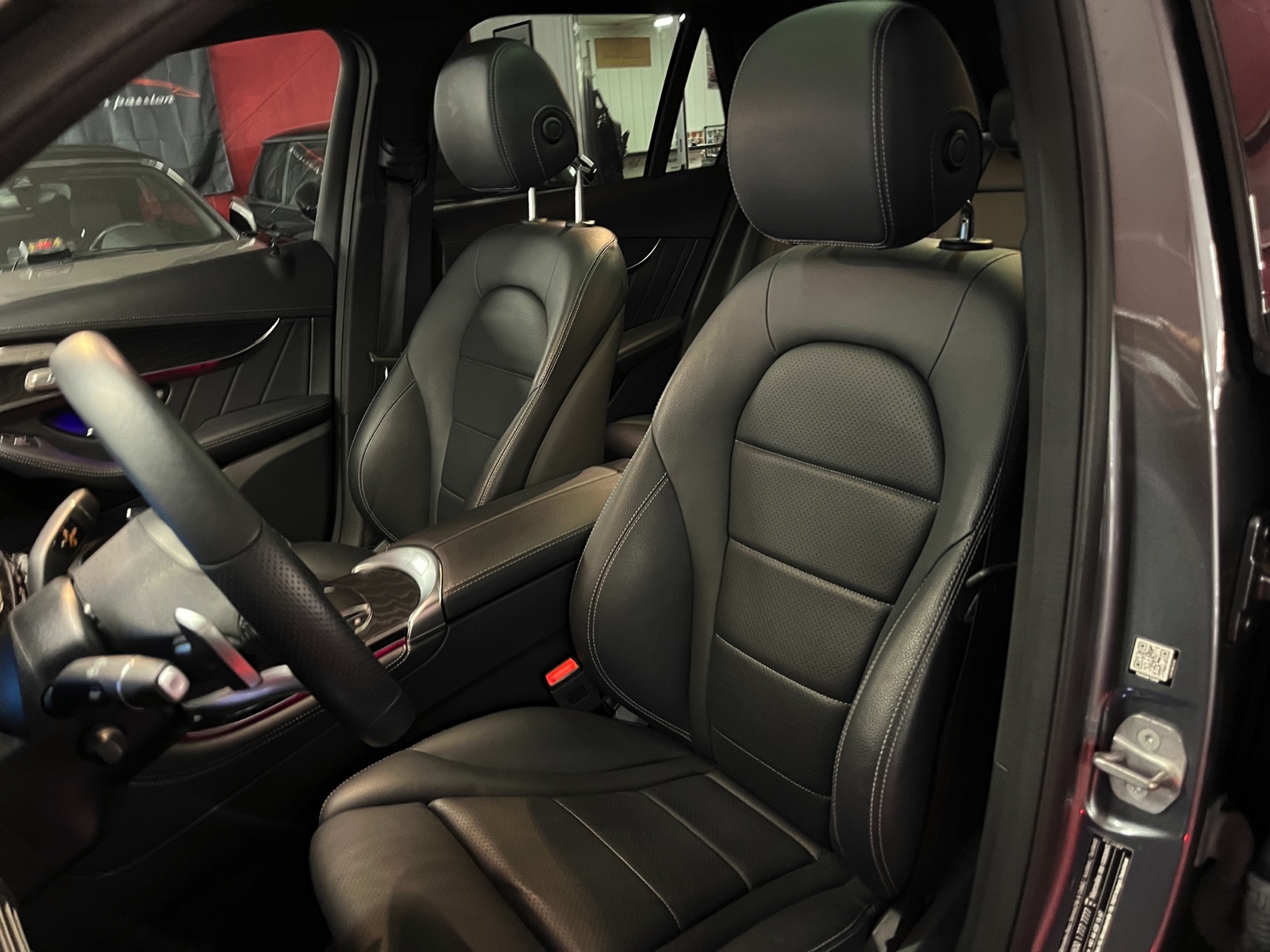 
								MERCEDES-BENZ GLC 200 AMG Line 4Matic 9G-Tronic en plein écran									