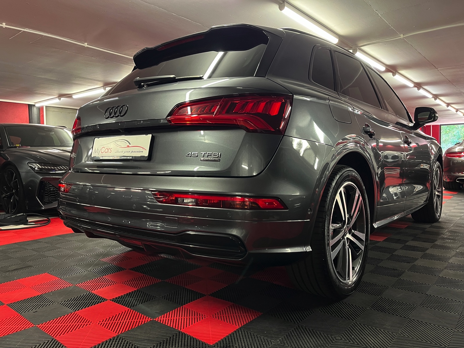 
								AUDI Q5 45 TFSI sport quattro S-tronic en plein écran									