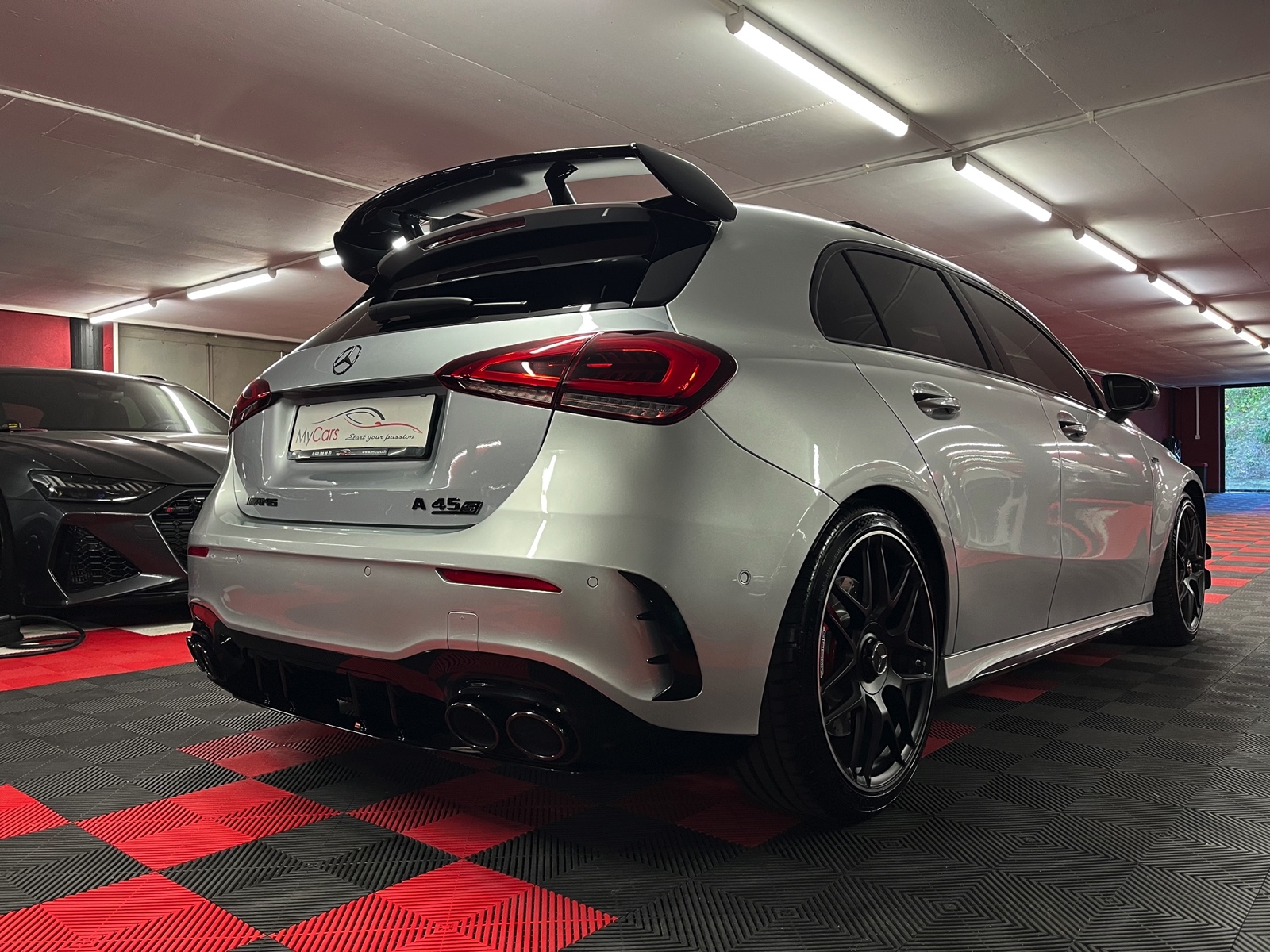 
								MERCEDES-BENZ A 45 S AMG 4Matic+ Speedshift en plein écran									