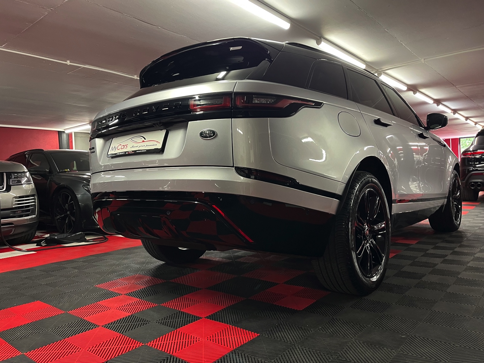 
								LAND ROVER Range Rover Velar R-Dynamic P 250 SE Automatic en plein écran									