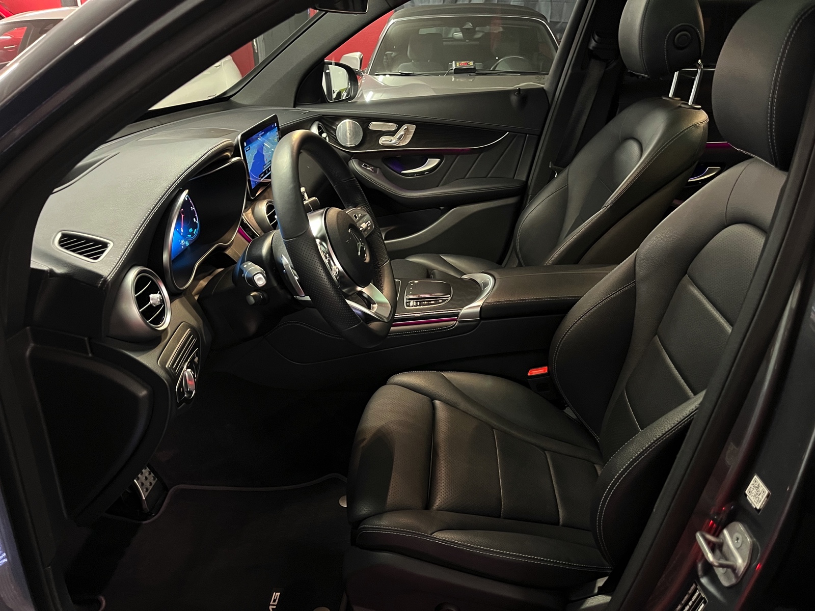 
								MERCEDES-BENZ GLC 200 AMG Line 4Matic 9G-Tronic en plein écran									