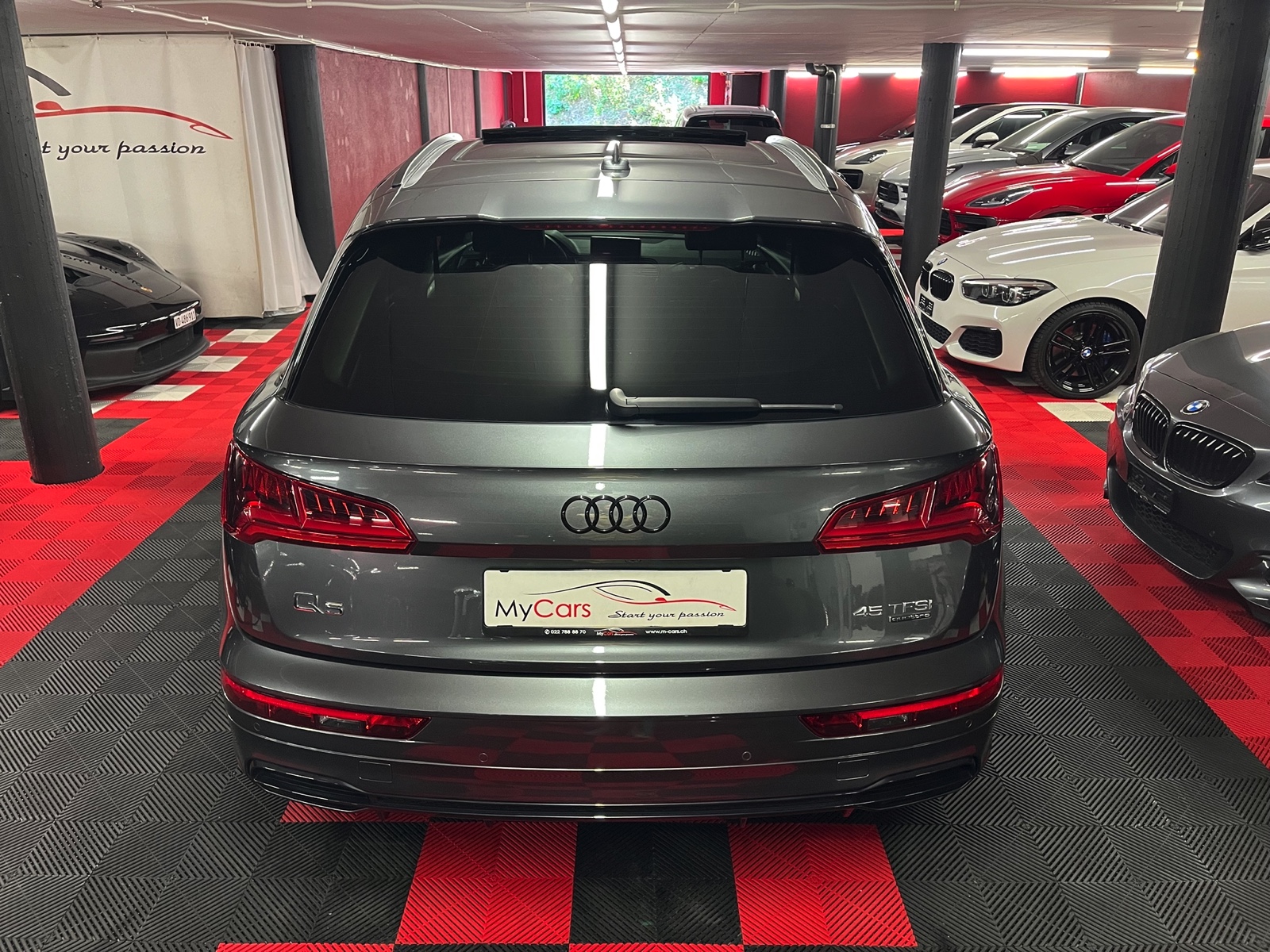 
								AUDI Q5 45 TFSI sport quattro S-tronic en plein écran									