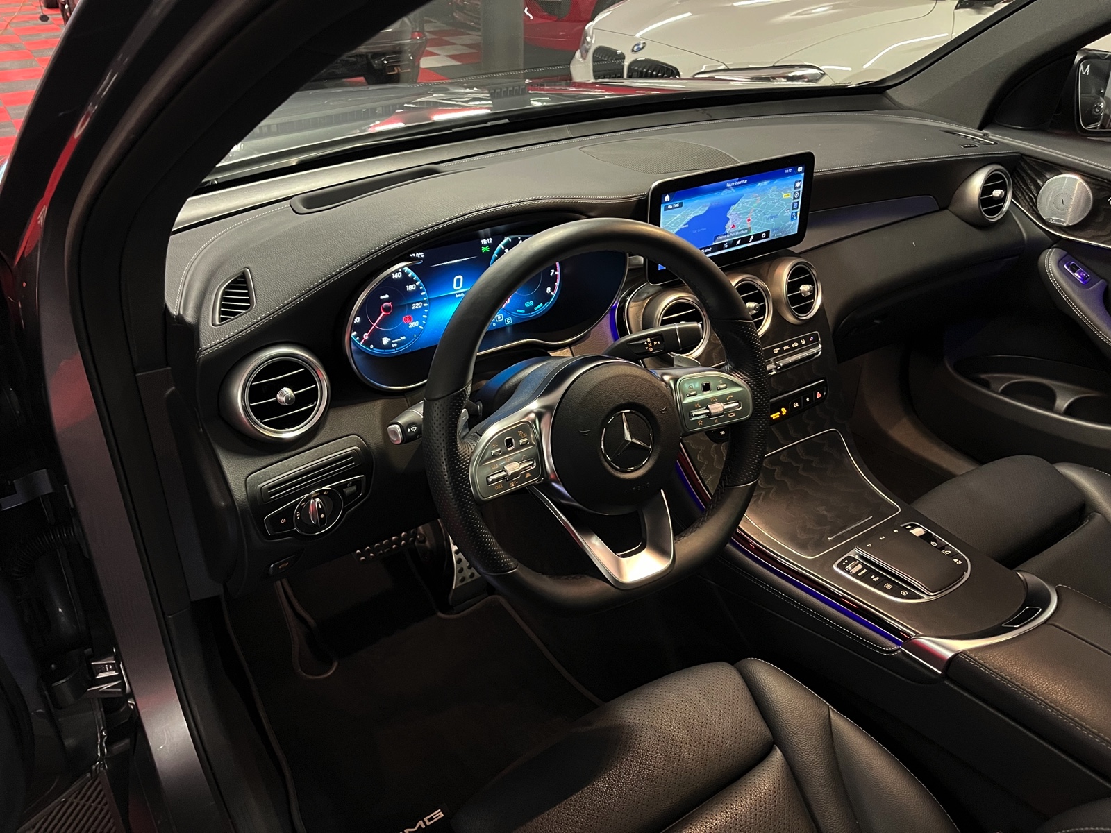 
								MERCEDES-BENZ GLC 200 AMG Line 4Matic 9G-Tronic en plein écran									