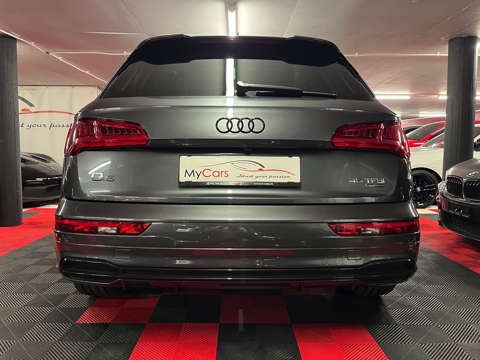
								AUDI Q5 45 TFSI sport quattro S-tronic en plein écran									