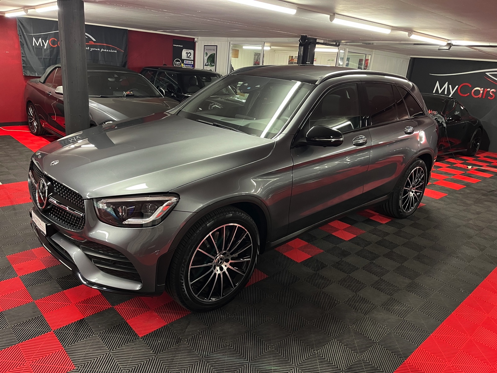 
								MERCEDES-BENZ GLC 200 AMG Line 4Matic 9G-Tronic en plein écran									