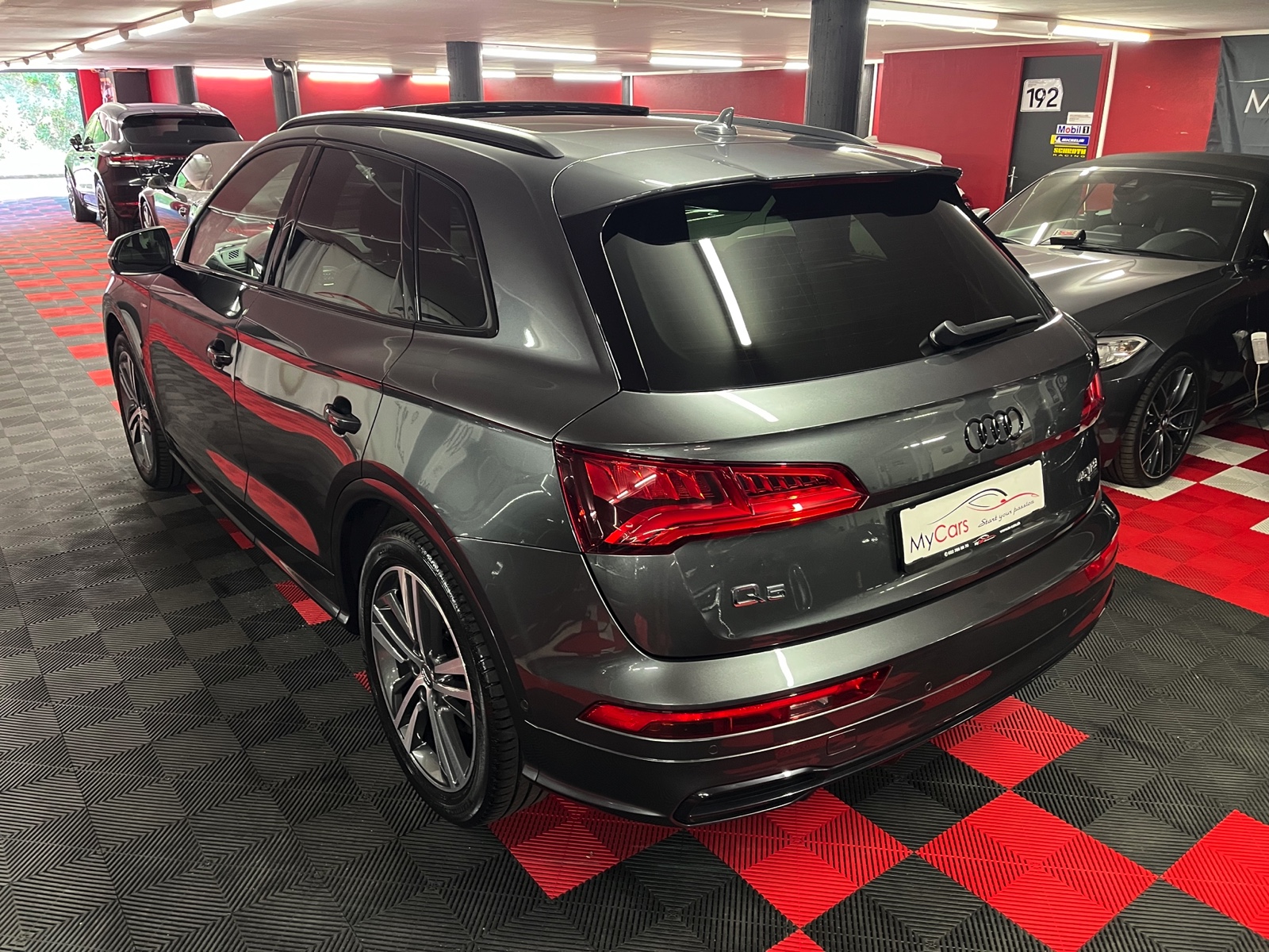 
								AUDI Q5 45 TFSI sport quattro S-tronic en plein écran									