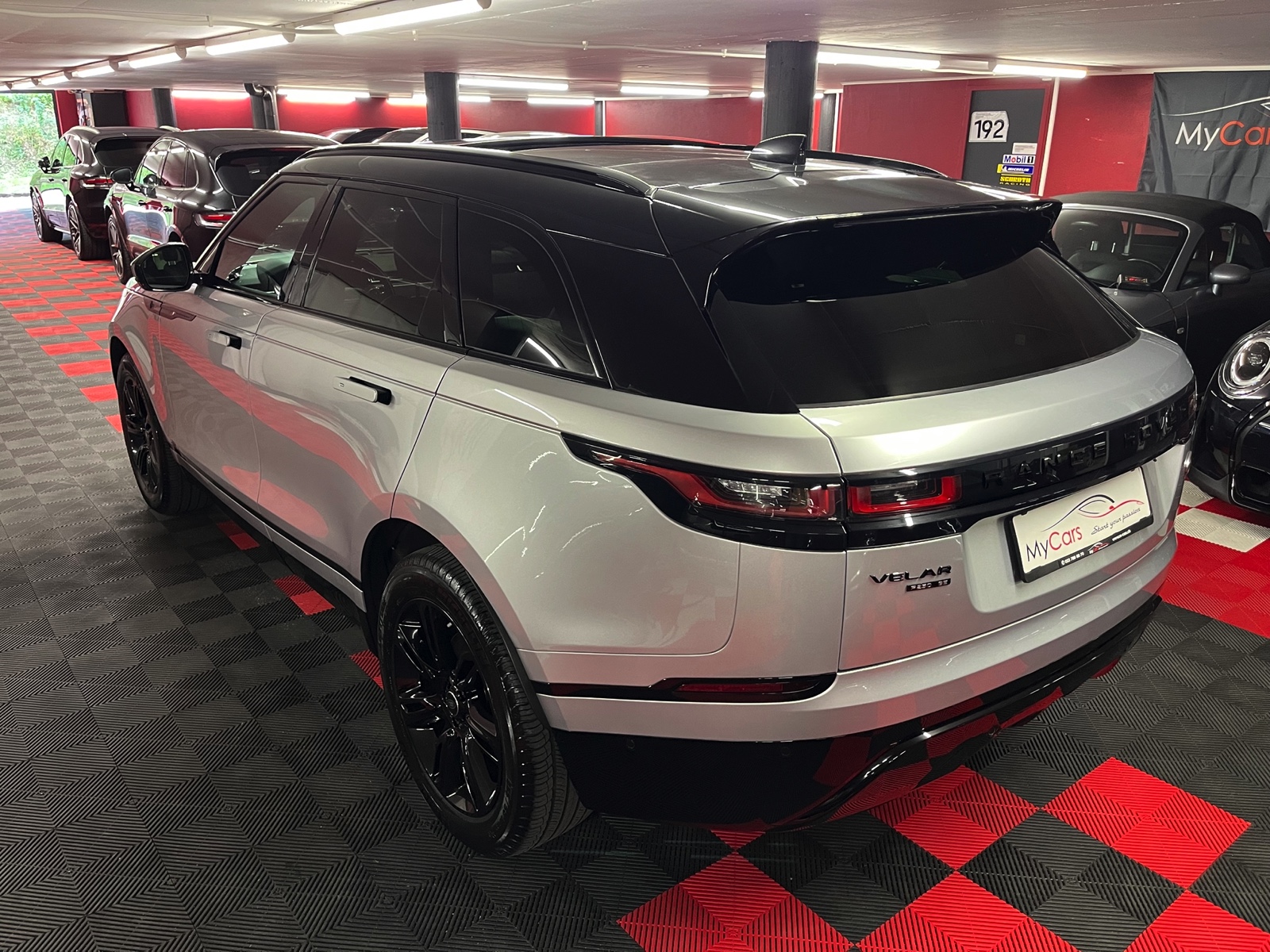 
								LAND ROVER Range Rover Velar R-Dynamic P 250 SE Automatic en plein écran									
