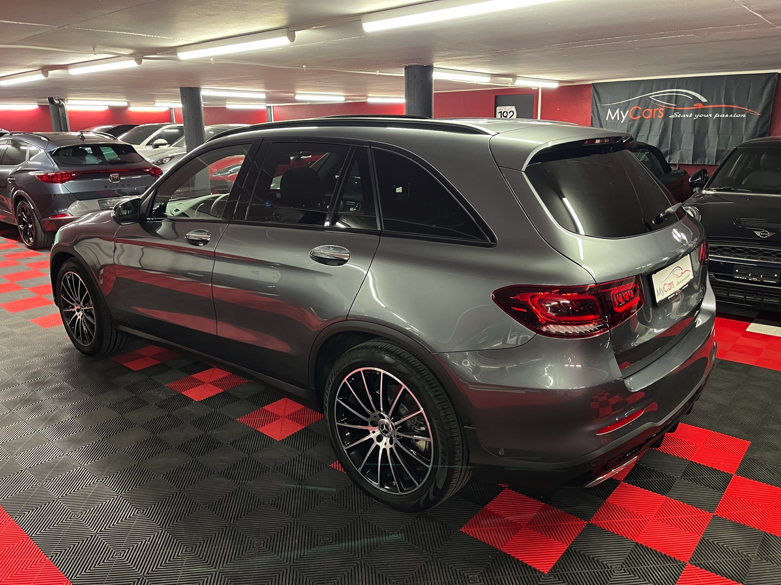 
								MERCEDES-BENZ GLC 200 AMG Line 4Matic 9G-Tronic en plein écran									