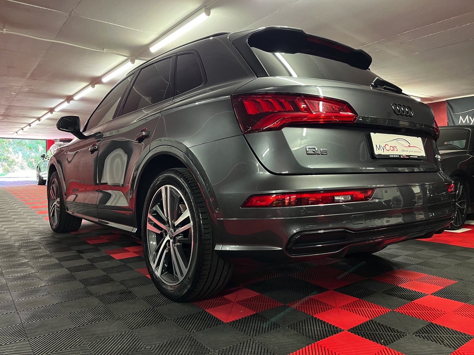 
								AUDI Q5 45 TFSI sport quattro S-tronic en plein écran									