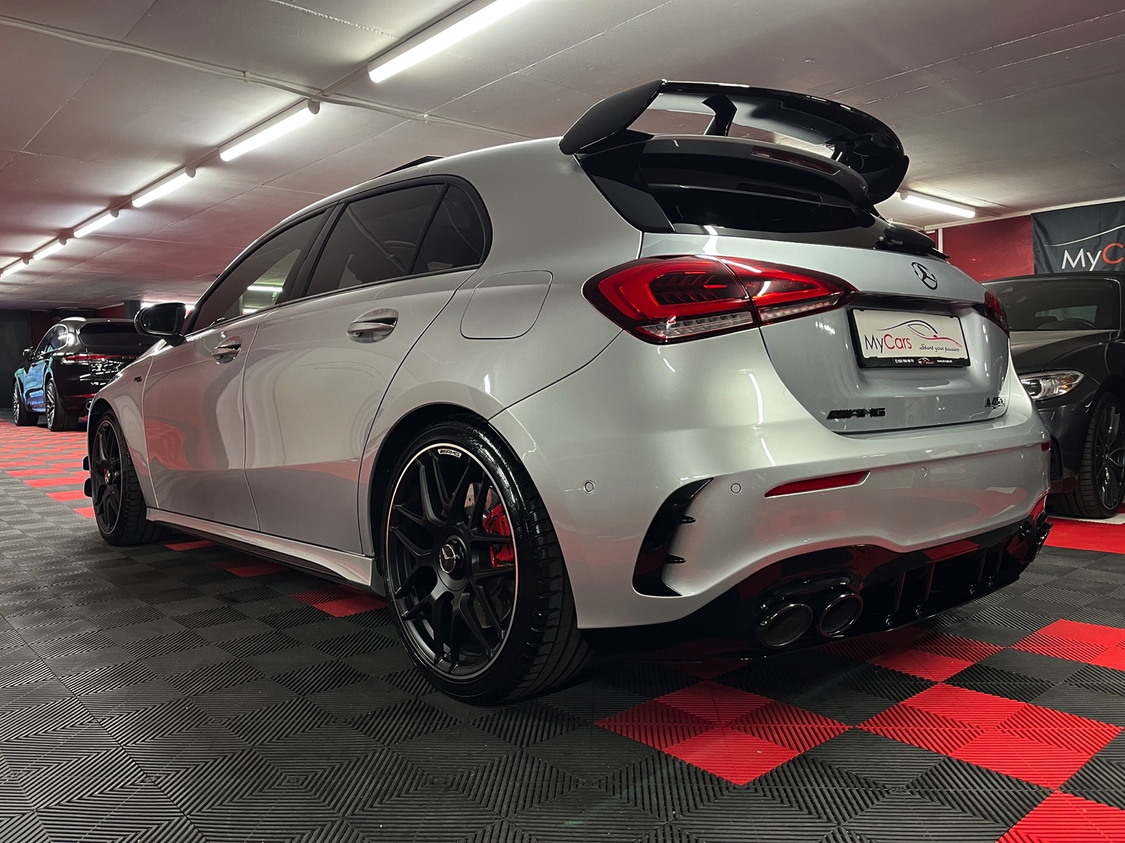 
								MERCEDES-BENZ A 45 S AMG 4Matic+ Speedshift en plein écran									