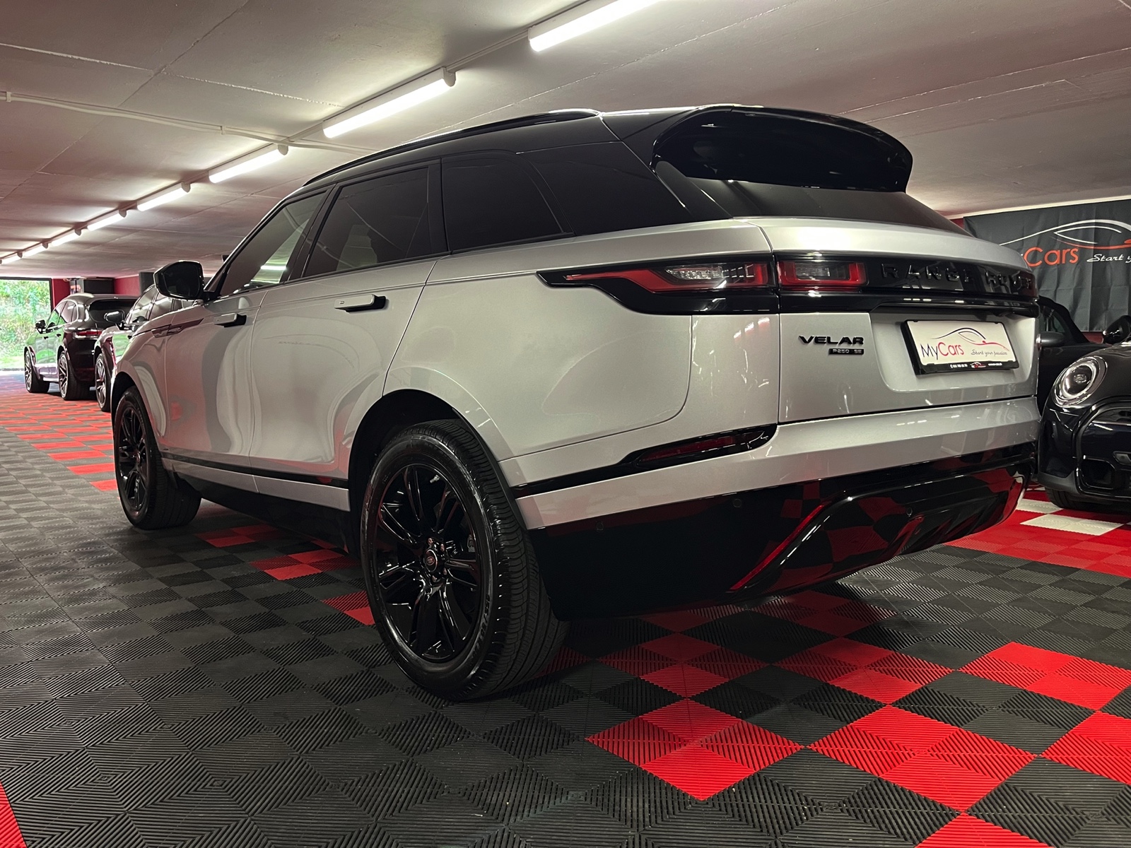 
								LAND ROVER Range Rover Velar R-Dynamic P 250 SE Automatic en plein écran									