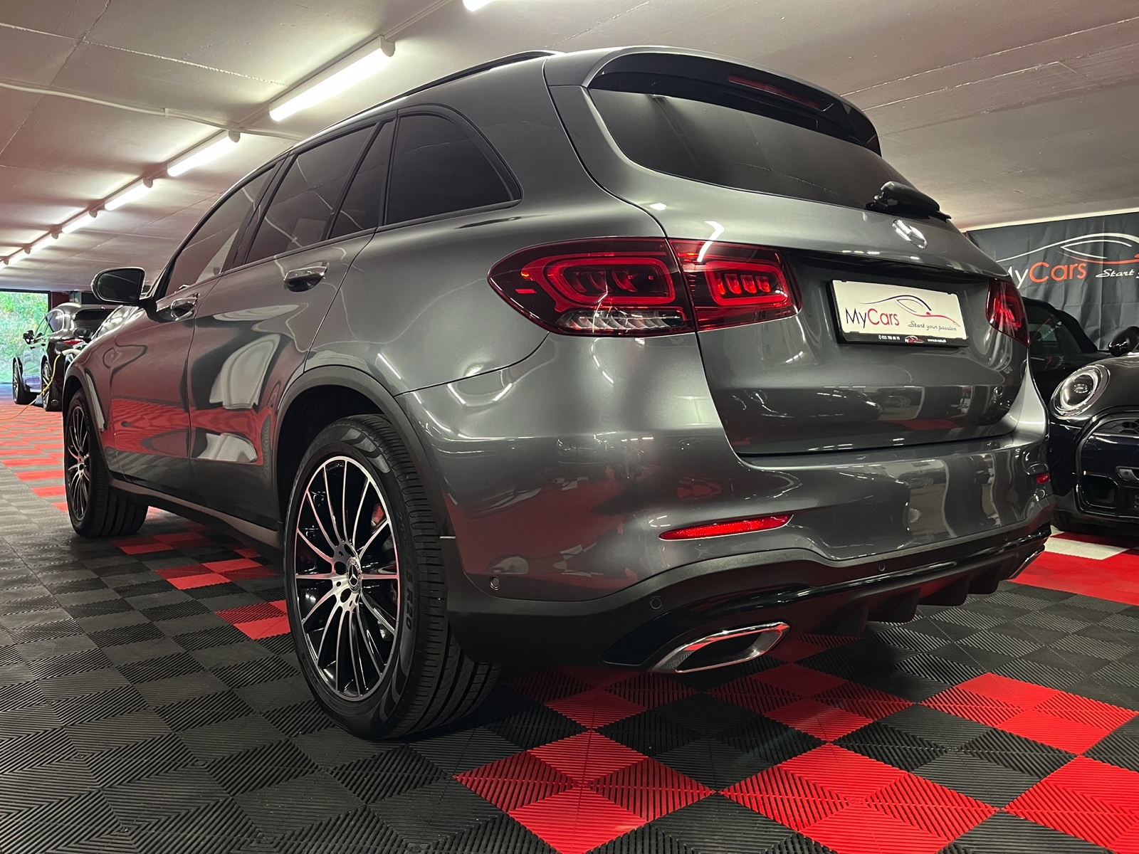 
								MERCEDES-BENZ GLC 200 AMG Line 4Matic 9G-Tronic en plein écran									