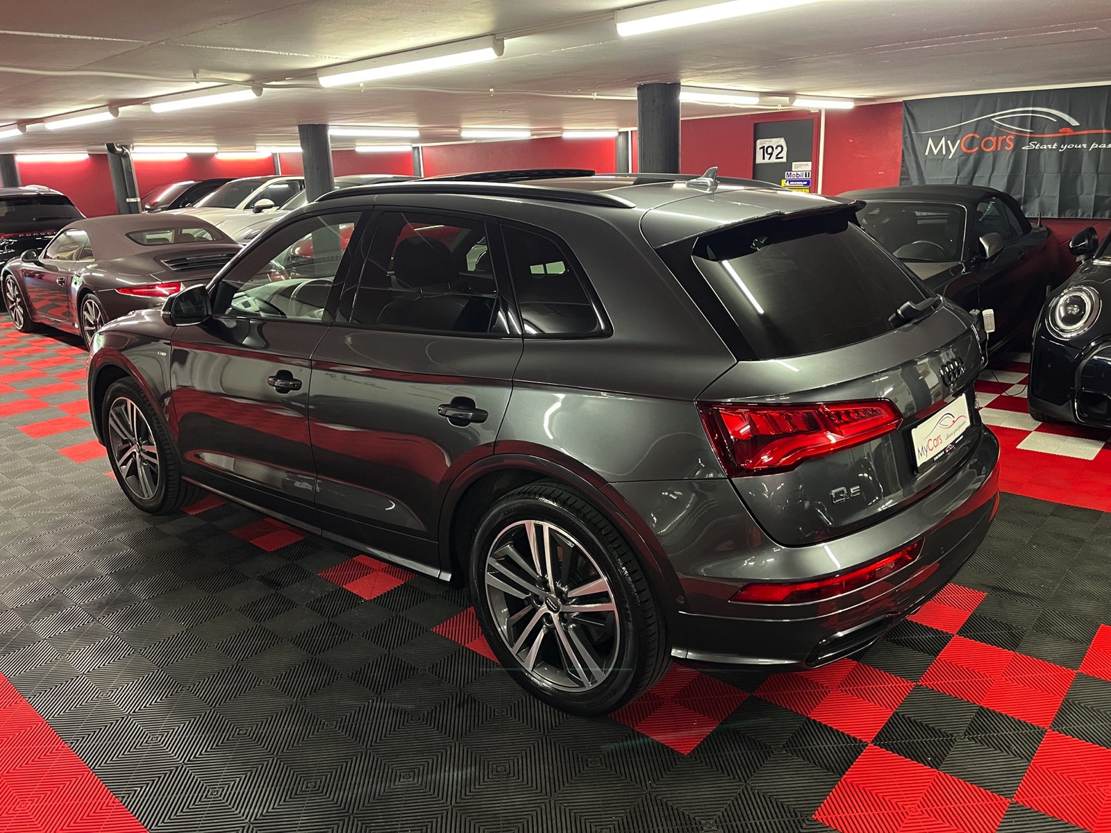 
								AUDI Q5 45 TFSI sport quattro S-tronic en plein écran									