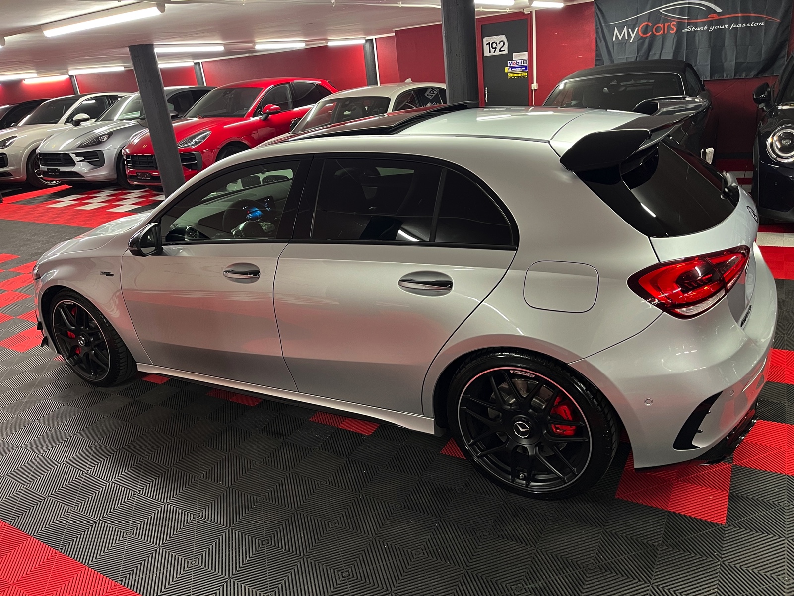 
								MERCEDES-BENZ A 45 S AMG 4Matic+ Speedshift en plein écran									