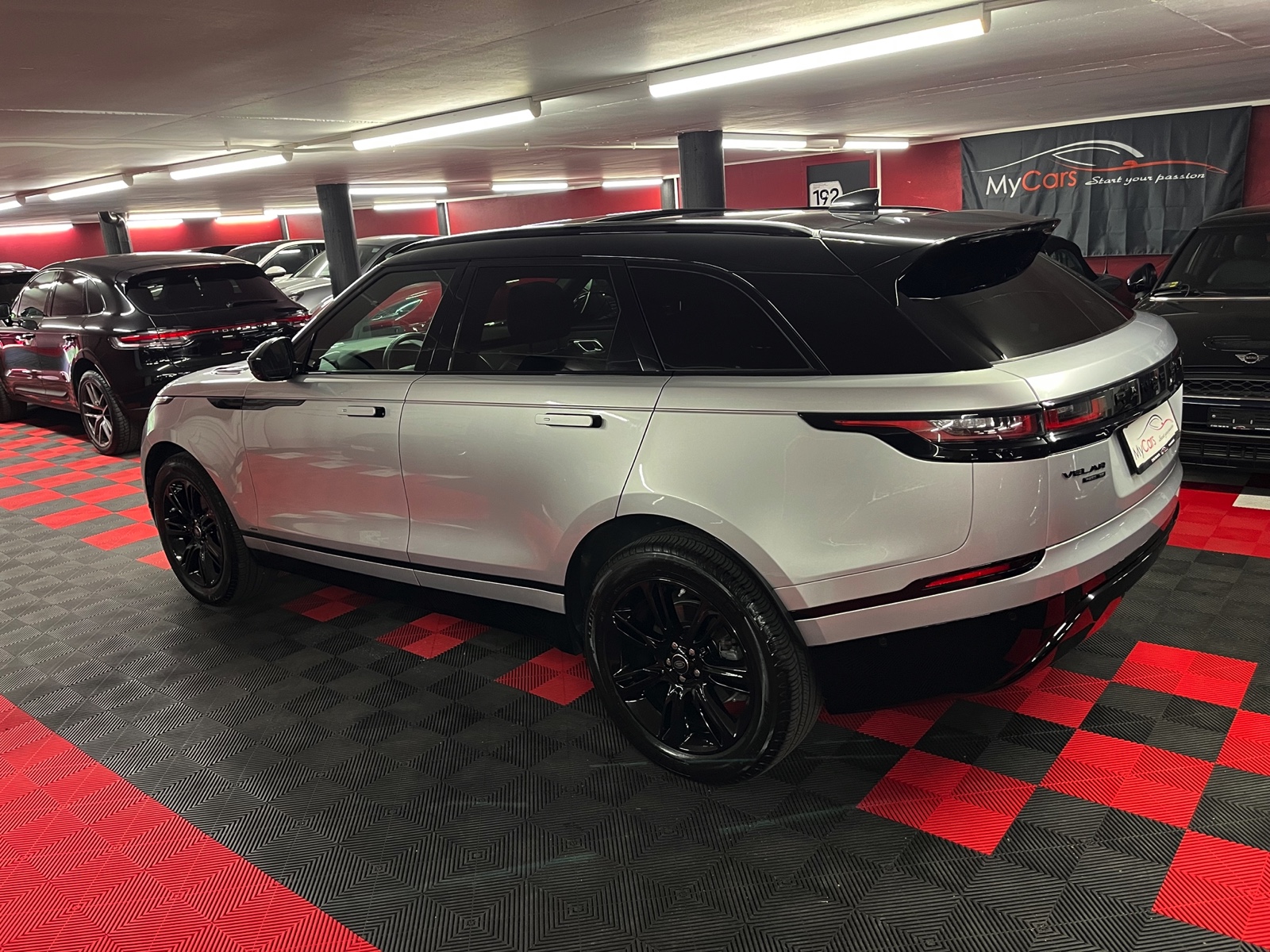 
								LAND ROVER Range Rover Velar R-Dynamic P 250 SE Automatic en plein écran									