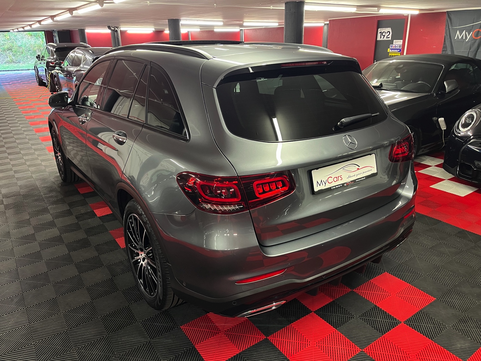 
								MERCEDES-BENZ GLC 200 AMG Line 4Matic 9G-Tronic en plein écran									