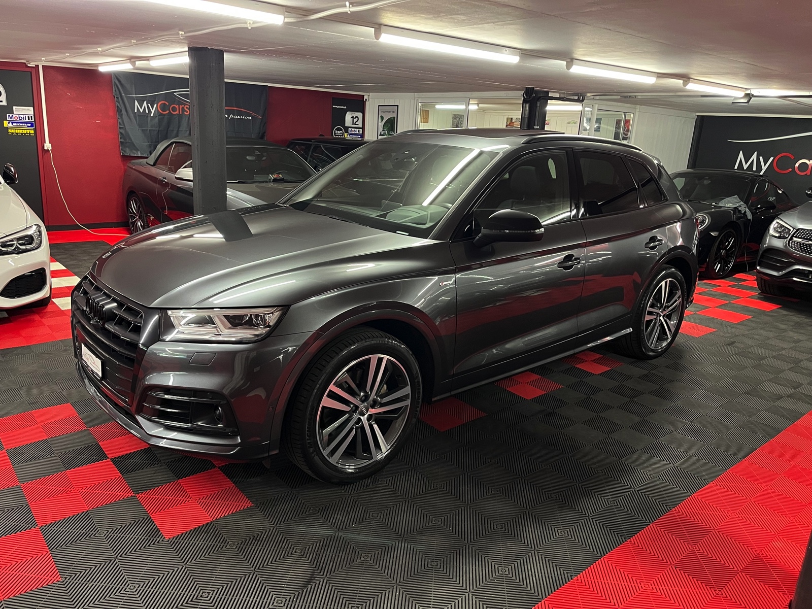 
								AUDI Q5 45 TFSI sport quattro S-tronic en plein écran									