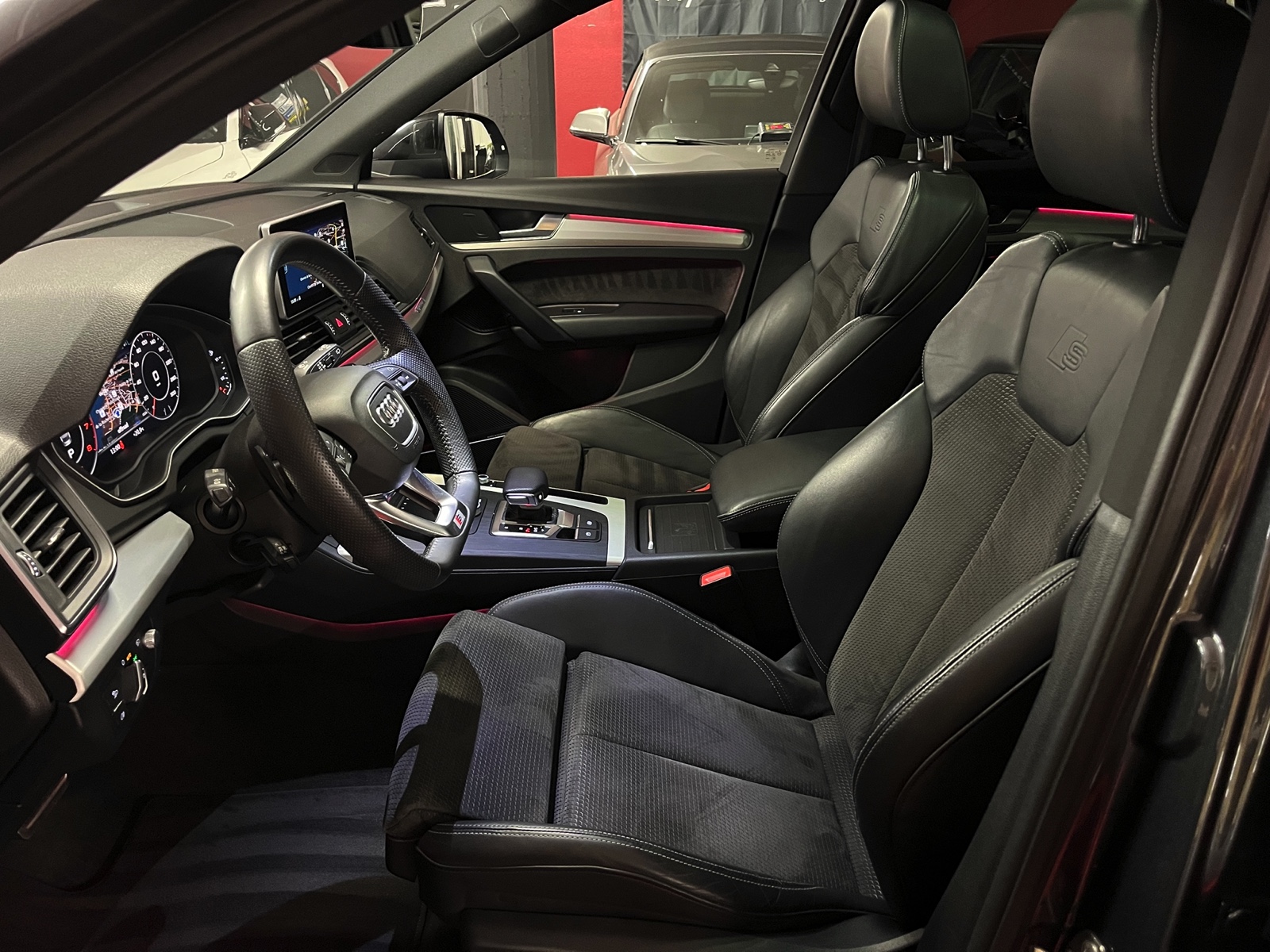 
								AUDI Q5 45 TFSI sport quattro S-tronic en plein écran									