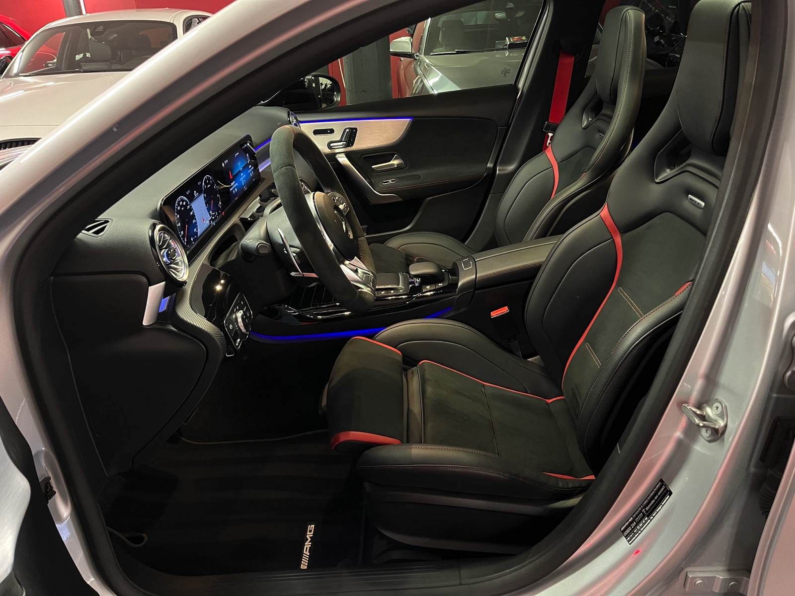 
								MERCEDES-BENZ A 45 S AMG 4Matic+ Speedshift en plein écran									