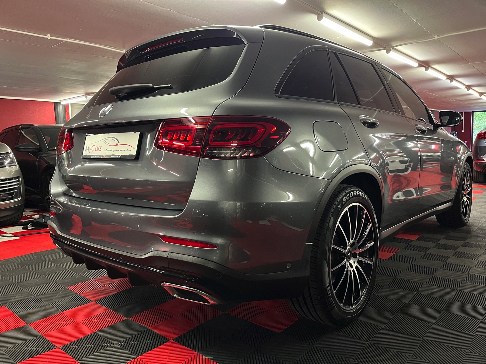 
								MERCEDES-BENZ GLC 200 AMG Line 4Matic 9G-Tronic en plein écran									