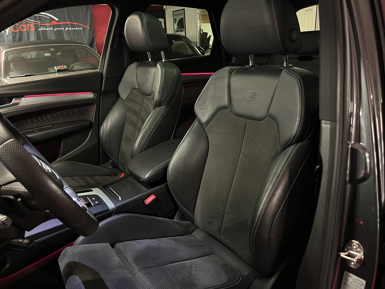 
								AUDI Q5 45 TFSI sport quattro S-tronic en plein écran									