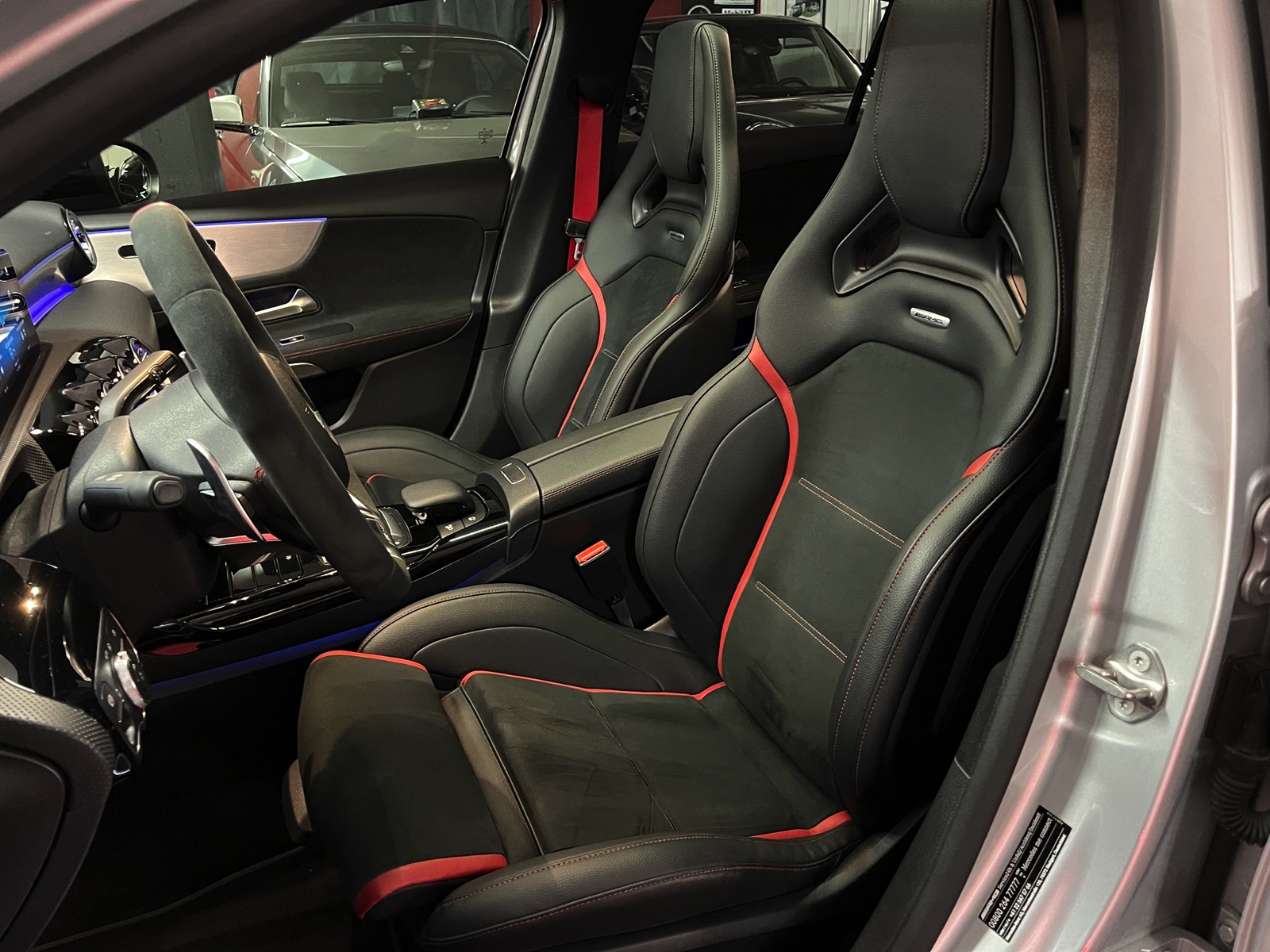 
								MERCEDES-BENZ A 45 S AMG 4Matic+ Speedshift en plein écran									