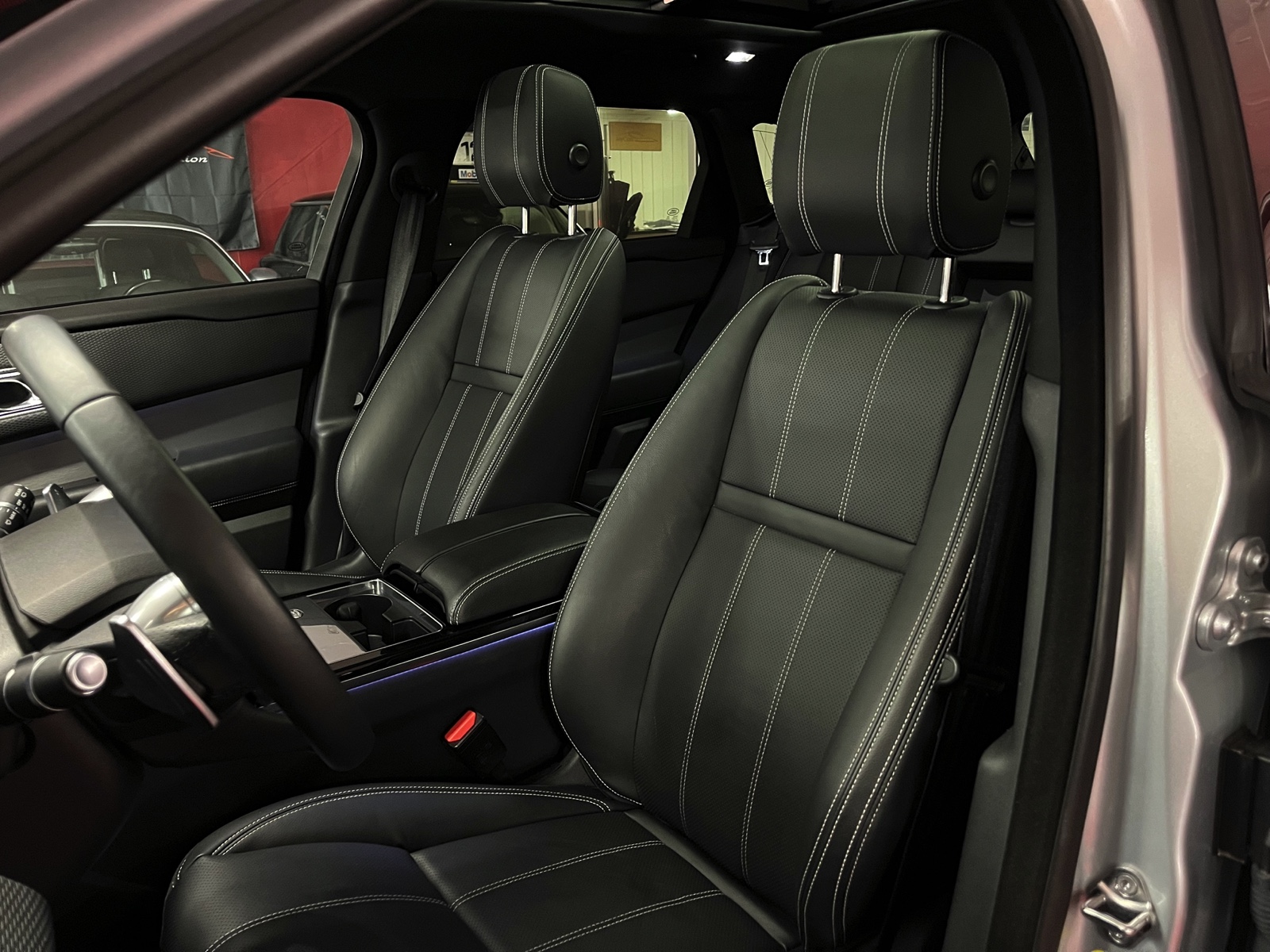 
								LAND ROVER Range Rover Velar R-Dynamic P 250 SE Automatic en plein écran									