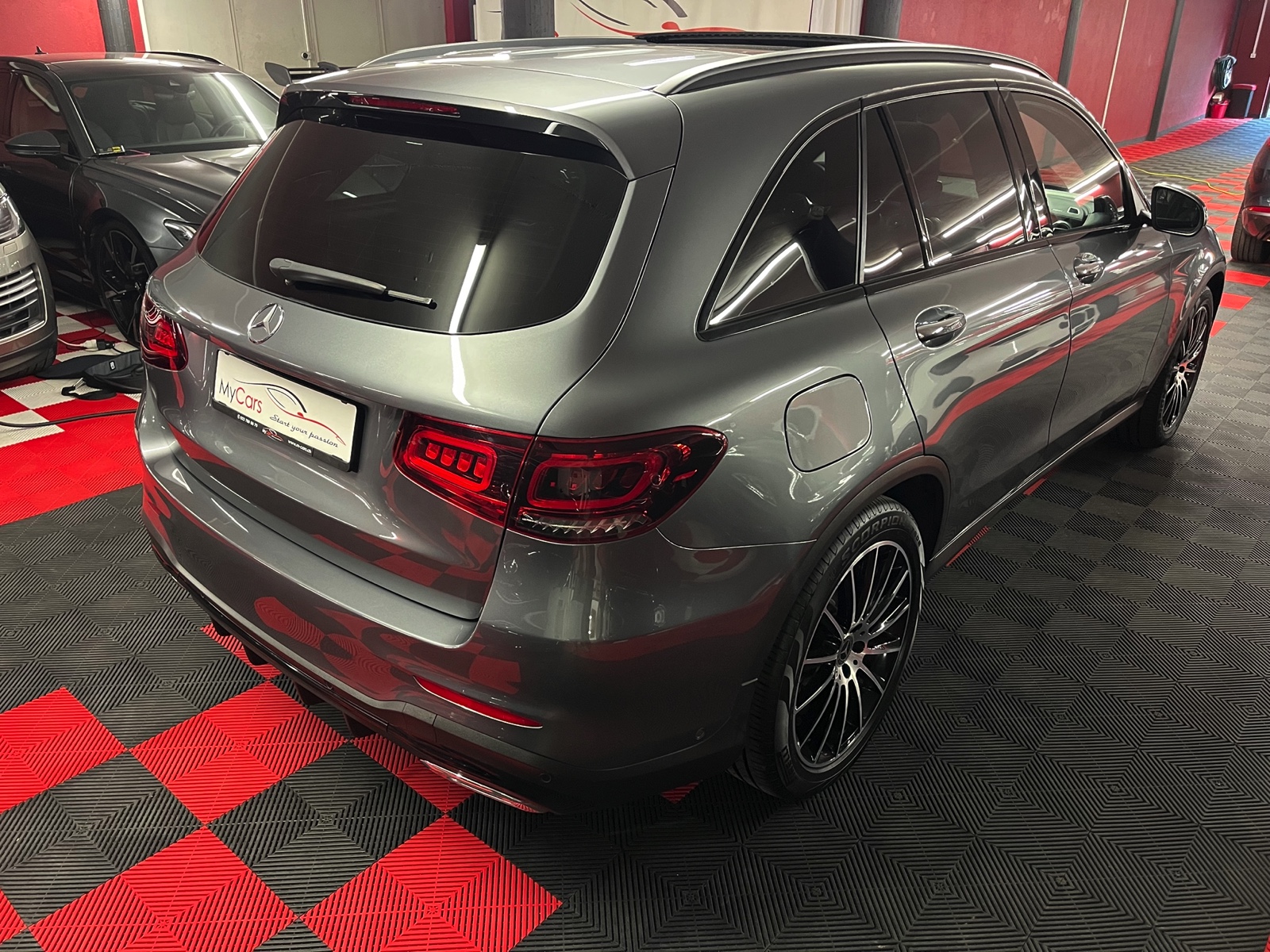 
								MERCEDES-BENZ GLC 200 AMG Line 4Matic 9G-Tronic en plein écran									