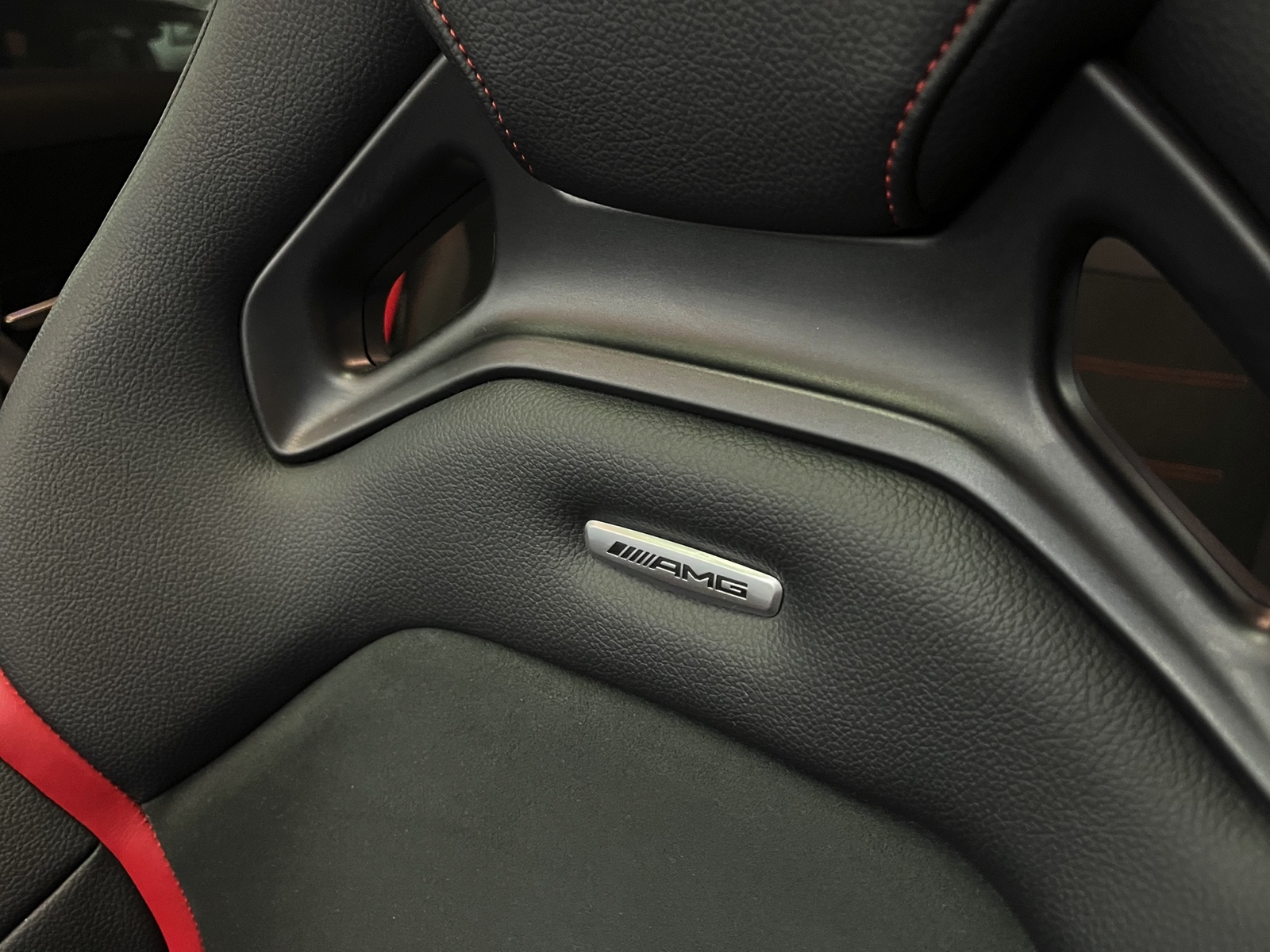 
								MERCEDES-BENZ A 45 S AMG 4Matic+ Speedshift en plein écran									
