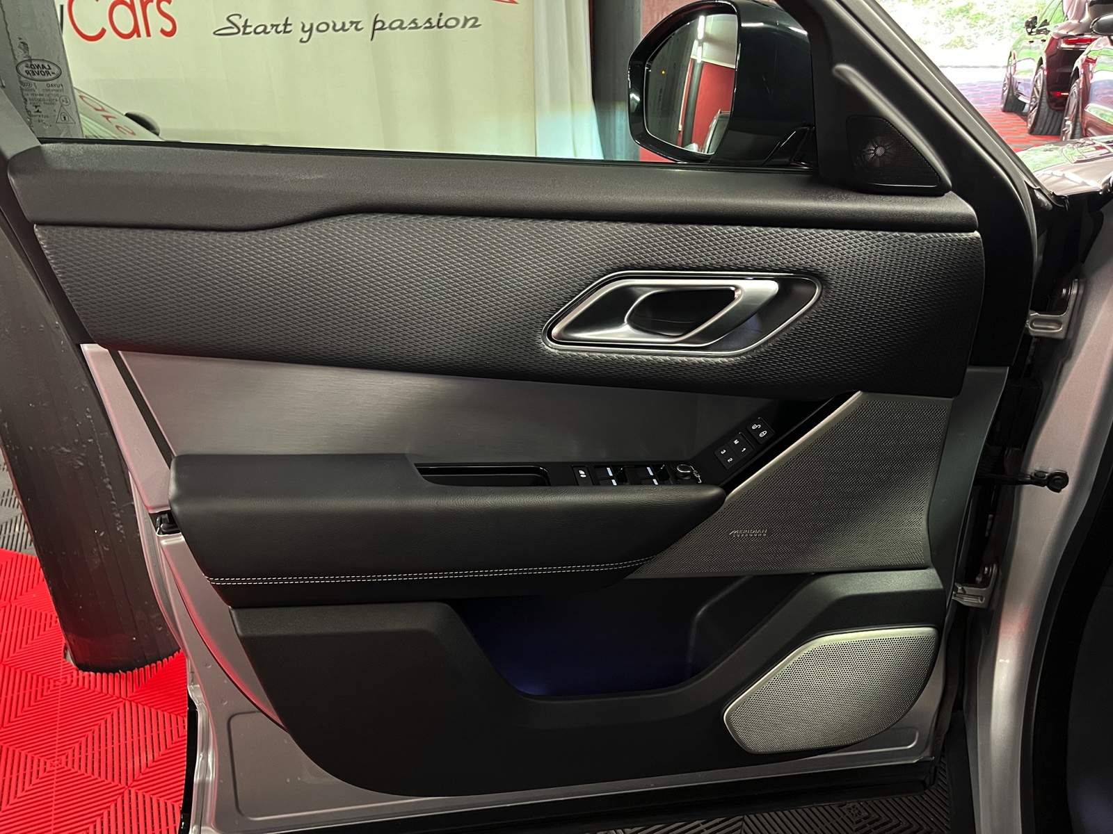 
								LAND ROVER Range Rover Velar R-Dynamic P 250 SE Automatic en plein écran									