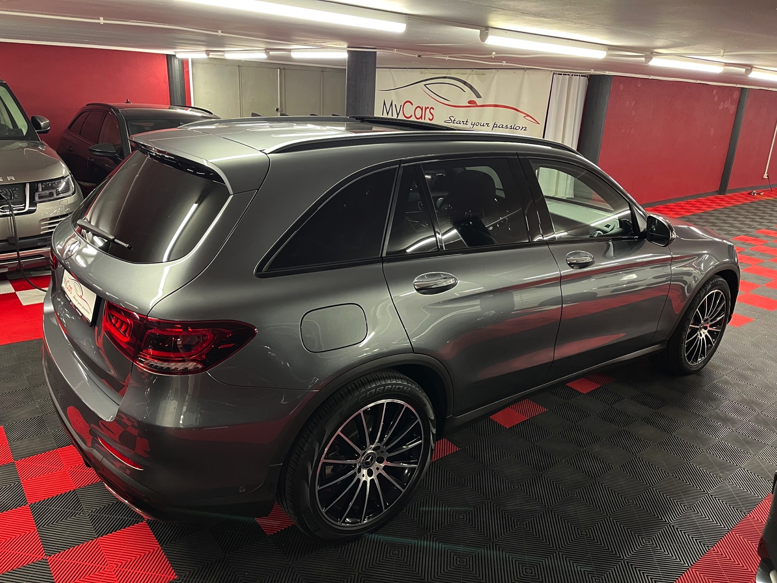 
								MERCEDES-BENZ GLC 200 AMG Line 4Matic 9G-Tronic en plein écran									