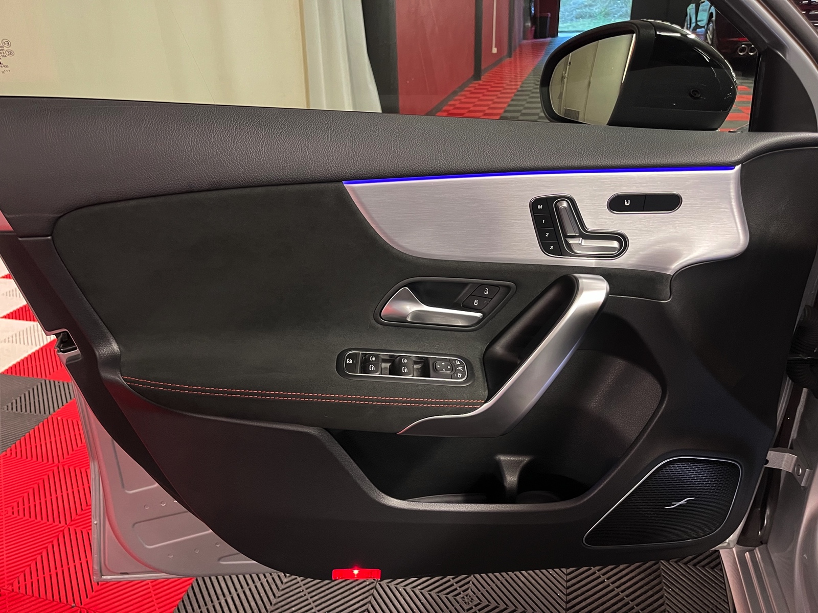 
								MERCEDES-BENZ A 45 S AMG 4Matic+ Speedshift en plein écran									