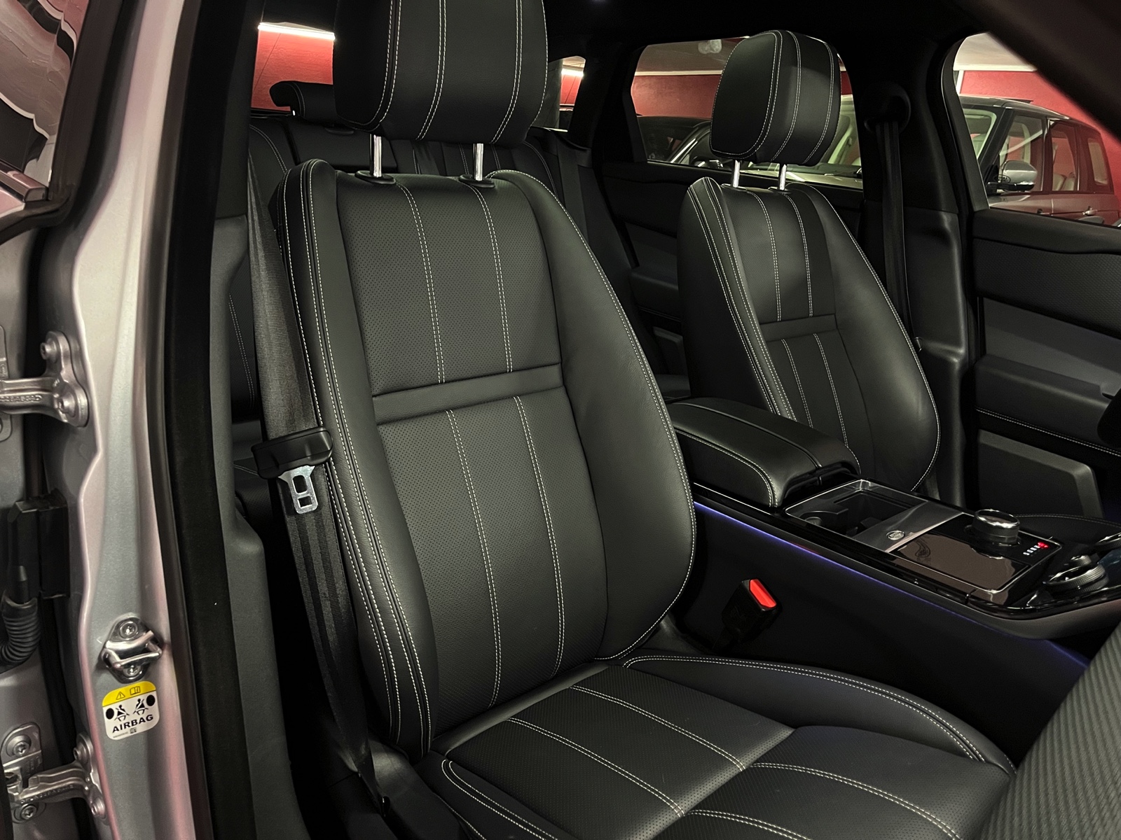 
								LAND ROVER Range Rover Velar R-Dynamic P 250 SE Automatic en plein écran									