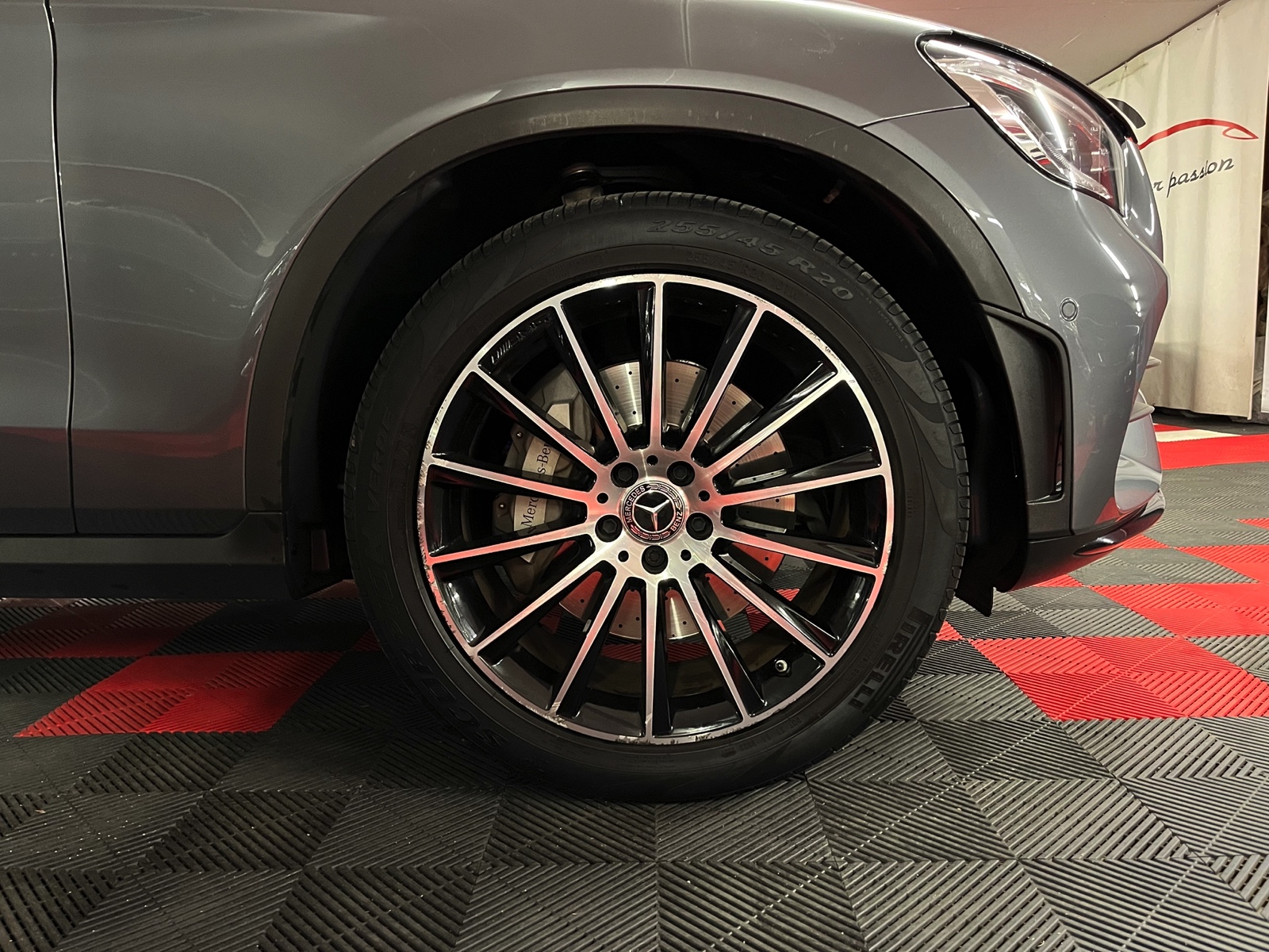 
								MERCEDES-BENZ GLC 200 AMG Line 4Matic 9G-Tronic en plein écran									